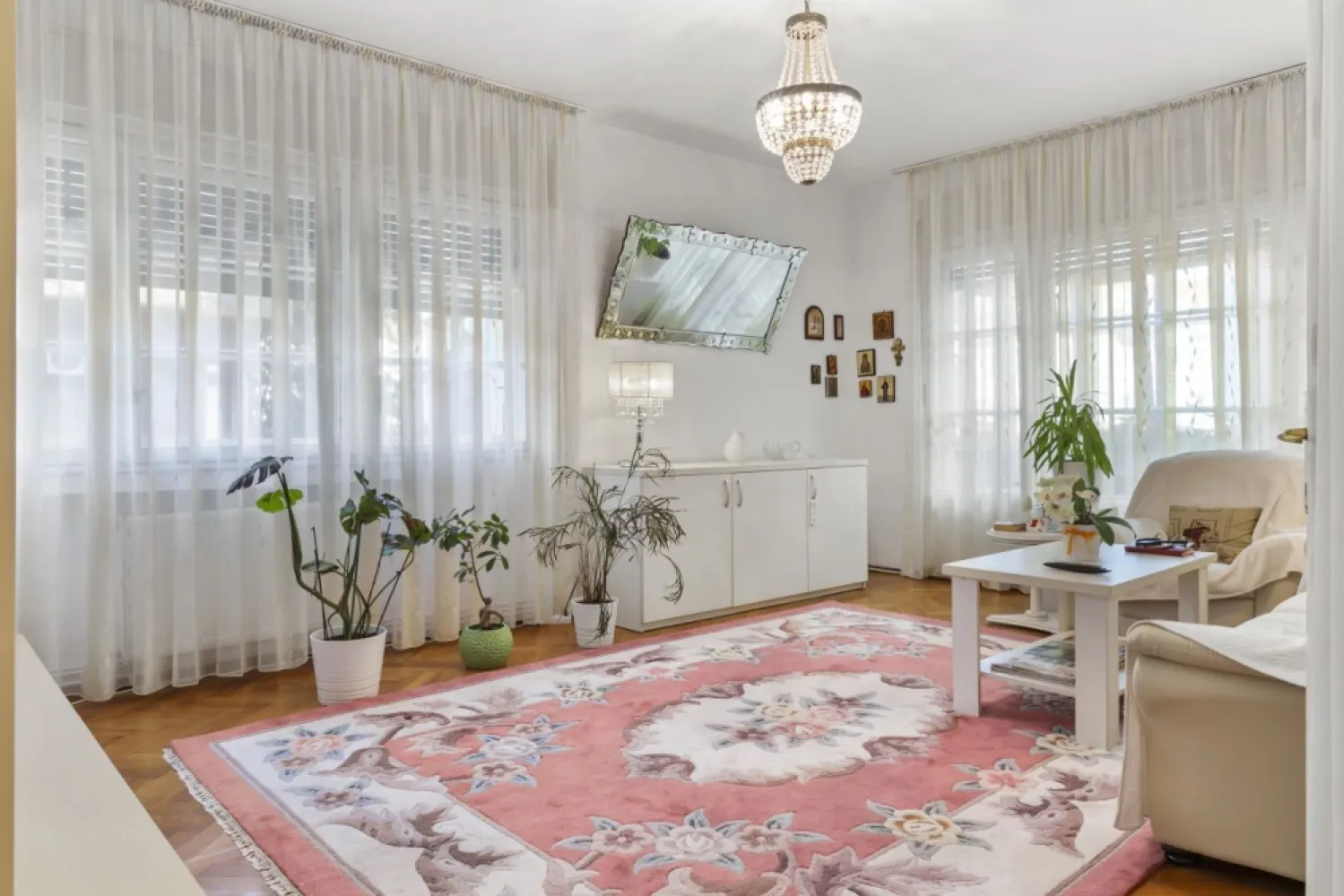 Vând apartament lux - Vând apartament lux, 3 camere plus hol locuibil, etajul 1 din 3, 117 mp locuibili, 165 mp construiți, in Piața Sfinții Voievozi Nr. 1, lângă liceul de muzică George Enescu, blocul cu librăria muzicală și bistrou la demisol. La nici 100 de metri se găsește căminul Moxa și facultatea de Finanțe- Bănci a ASE București. Toate actele la zi, apartamentul este construit in 1940. Locuit de familie neîntrerupt din 1983. Toate utilitățile contorizate separat, inclusiv centrală individuală pe gaz, aer condiționat, spații depozitare - 3 camere de serviciu, toaletă serviciu. Apartamentul deține 30 mp teren și cotă parte din curțile interioare și exterioare Apartamentul este la etajul 1 din 3, are vedere pe toate direcțiile, foarte luminos și aerisit, o locație de mare clasă, are un vestibul la intrare către un hol mare locuibil de distribuție către cele 3 camere mari - două dormitoare și un living. Beneficiază de lumină naturală non stop având deschidere pe 3 direcții cardinale. Există baie matrimonială cu bideu, complet echipată, un wc de serviciu, debara, cămară, spatii depozitare, 2 camere de serviciu lângă bucătărie, iar la etajul 3 există încă 2 camere de serviciu folosite ca debara, locuibile fiecare a câte 4,5 mp fiecare. In fața intrării se găsește parcarea ADP sector 1. Acum 3-4 ani s au schimbat toate instalațiile electrice și sanitare, inclusiv centrala termică. Apartamentul își păstrează aspectul mic burghez, cu ușile batante duble și parchet natural, cu geamurile duble mari din lemn și jaluzele originale, având o înălțime a camerelor ce conferă clasă. Nu se compară cu apartamentele de bloc. Blocul este recent termoizolat pe exterior. Este recomandat atât ca spațiu de locuit pentru o familie mai mare, cât mai ales pentru a fi birou notarial, birou de avocați, cabinet medical, cabinet de psihologie sau sediu de firmă. Fiind lângă liceul de muzică George Enescu se pretează și ca atelier de pictură, limbi străine, cursuri de pian sau vioară. Aflat la egală distanță între piața Amzei, Gara de Nord, piața Victoriei și muzeele de pe Calea Victoriei este totodată aproape de grădinițe, școli, licee, facultăți de prestigiu și de parcurile din sectorul 1. Este socotit in zona zero a capitalei având la egală distanță de mers pe jos absolut tot ce își poate dori un om de elită. In fiecare weekend Calea Victoriei devine pietonală și liniștea cuprinde întreaga zonă. Apartamentul este disponibil imediat..