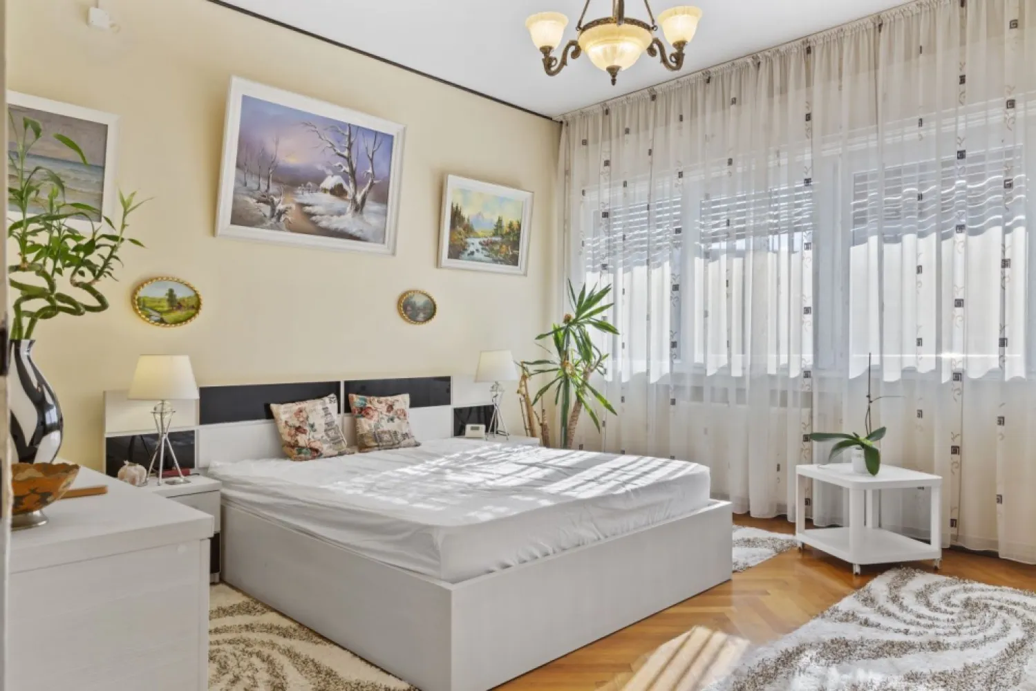 Vând apartament lux