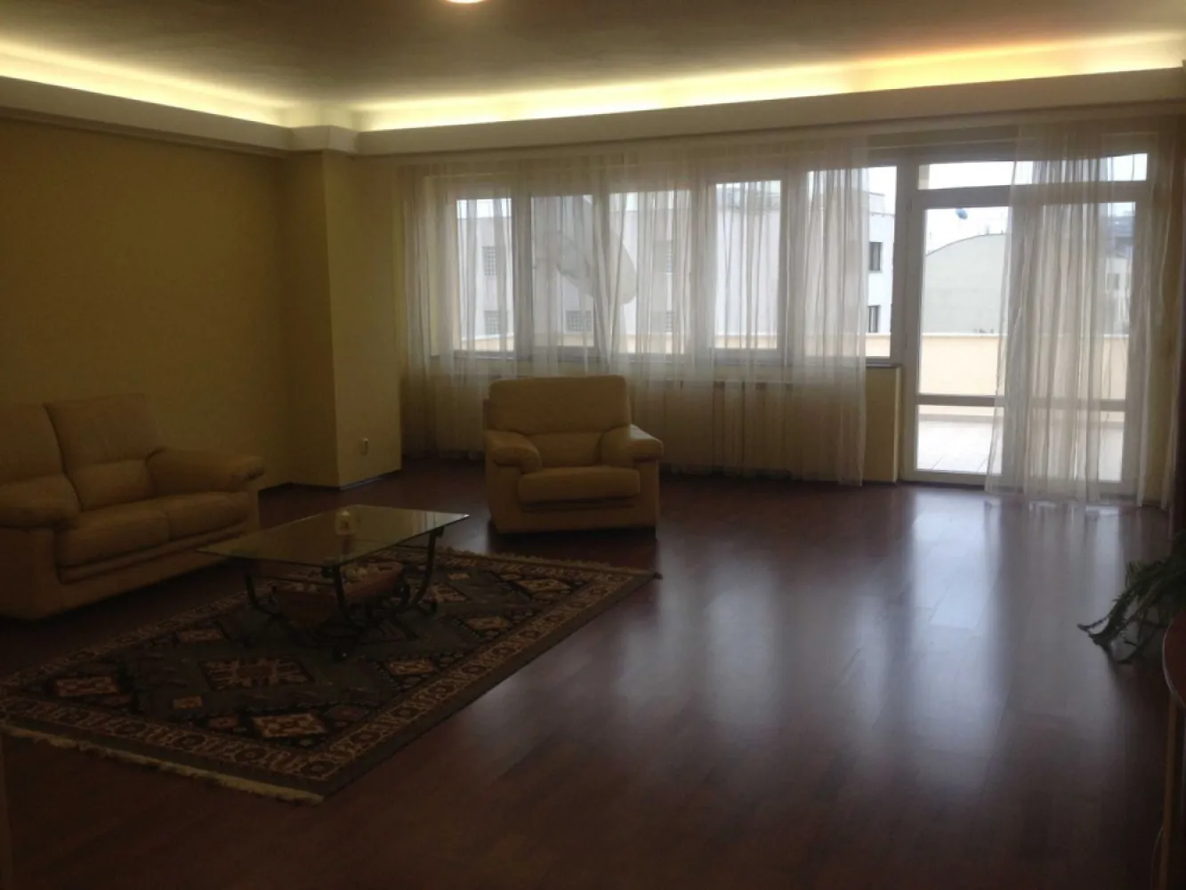 locatie unica: Polona-Dorobanti-Dacia - Apartament premium, intre Polona si Dorobanti, ocupa intregul etaj 3. Suprafetele sunt generos impartite in: living+dining, bucatarie, 3 camere (2 dormitor + birou/dormitor/dressing), 2bai, 1wc, scara interioara, balcon inchis : TOTAL 190 metri utili si 60 metri terasa dreptunghiulara cu iesire din bucatarie si living, dispune de GARAJ si spatii de depozitare subsol. Cladire foarte rezistenta, adappst antiatomic. Este foarte apreciat de persoane care cauta intimitate in zona verde ultracentrala la distante de mers pe jos de ambasade, ministere, companii multinationale.