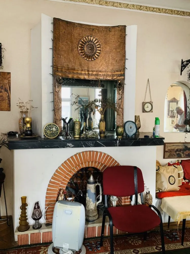 - Super oferta - Apartament 3 camere cu mansarda si curte Cotroceni - Daca sunteti pasionati de casele cu amprenta istorica, va invit sa vizionati un apartament compus din 2 dormitoare, living, bucatarie, doua bai, 2 balcoane, vestibul, hol, mansarda si pod, boxa la subsol si curte (104 mp), intr-o vila de lux din zona Cotroceni (Gradina Botanica), ce imbina arta cu istoria si bunul gust, criterii aproape imposibil de identificat la imobilele din zilele noastre. Imobilul nu a fost nationalizat si nu a trecut in patrimoniul statului. Apartamentul a apartinut celebrei compozitoare si pianista, Miryam Marbe Lucia. “Nascuta in anul 1931, a reusit de-a lungul cariereri sale, sa lase o amprenta vizibila asupra artei muzicale romanesti.” Mai multe detalii si poze in privat.