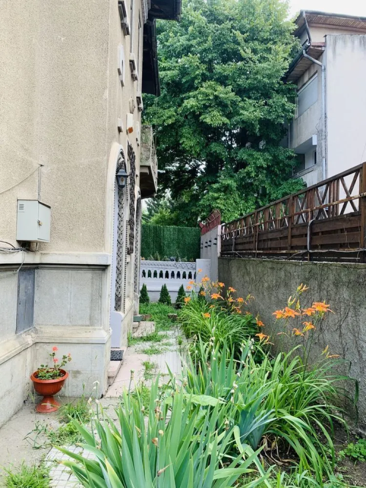 - Super oferta - Apartament 3 camere cu mansarda si curte Cotroceni - Daca sunteti pasionati de casele cu amprenta istorica, va invit sa vizionati un apartament compus din 2 dormitoare, living, bucatarie, doua bai, 2 balcoane, vestibul, hol, mansarda si pod, boxa la subsol si curte (104 mp), intr-o vila de lux din zona Cotroceni (Gradina Botanica), ce imbina arta cu istoria si bunul gust, criterii aproape imposibil de identificat la imobilele din zilele noastre. Imobilul nu a fost nationalizat si nu a trecut in patrimoniul statului. Apartamentul a apartinut celebrei compozitoare si pianista, Miryam Marbe Lucia. “Nascuta in anul 1931, a reusit de-a lungul cariereri sale, sa lase o amprenta vizibila asupra artei muzicale romanesti.” Mai multe detalii si poze in privat.