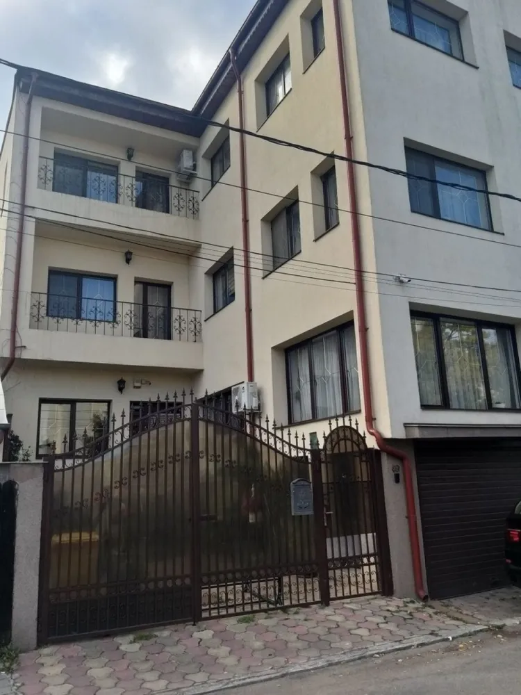 Proprietar Bucuresti 13 Septembrie(Soseaua Anteriana) - Vila este situata in zona 13 Septembrie ( sos Anteriana )Bucuresti Sb+P+Etj1+Etj 2,teren 200mp,amprenta 165 mp, subsol garaj 44mp cu 2 usi deschidere stradala,,parter: living,dining,bucatarie,baie,hol, Etaj 1: 2 dormitoare,birou,baie, hol,balcon, Etaj 2: 3 dormitoare ,baie,hol,balcon,casa este izolata termic foarte bine si robineti termostatati la toate calorifele ,se vinde partial mobilata. Casa poate fi folosita ca sediu firma, Clinica, Gradinita etc, se poate transforma foarte usor in 3 apartamente in suprafata de 125mp parter, etaj1, etaj2 cu intrari separate.