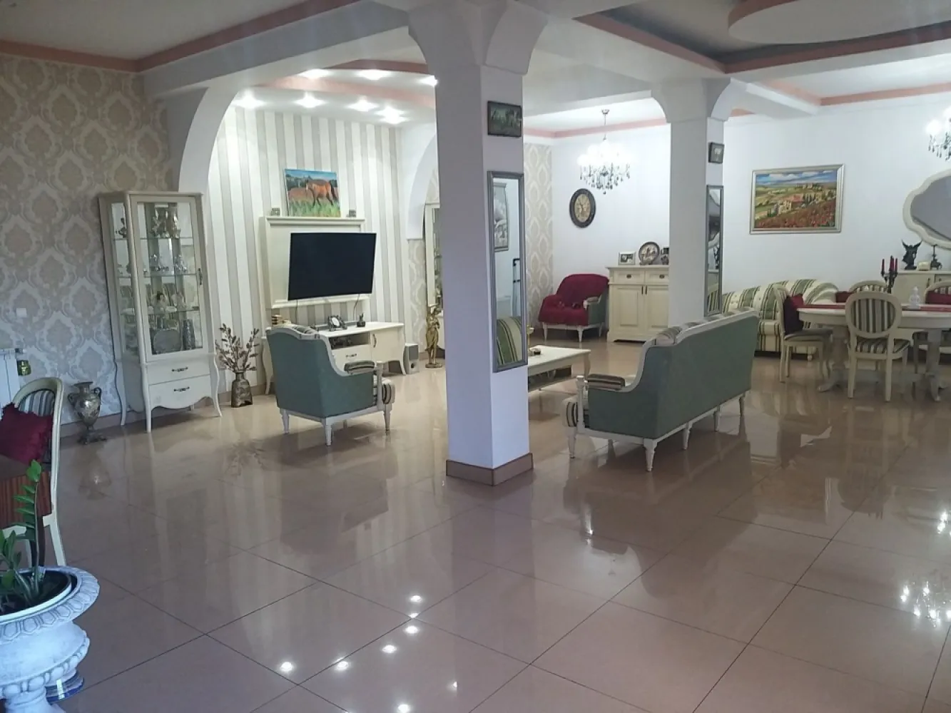 Proprietar Bucuresti 13 Septembrie(Soseaua Anteriana) - Vila este situata in zona 13 Septembrie ( sos Anteriana )Bucuresti Sb+P+Etj1+Etj 2,teren 200mp,amprenta 165 mp, subsol garaj 44mp cu 2 usi deschidere stradala,,parter: living,dining,bucatarie,baie,hol, Etaj 1: 2 dormitoare,birou,baie, hol,balcon, Etaj 2: 3 dormitoare ,baie,hol,balcon,casa este izolata termic foarte bine si robineti termostatati la toate calorifele ,se vinde partial mobilata. Casa poate fi folosita ca sediu firma, Clinica, Gradinita etc, se poate transforma foarte usor in 3 apartamente in suprafata de 125mp parter, etaj1, etaj2 cu intrari separate.
