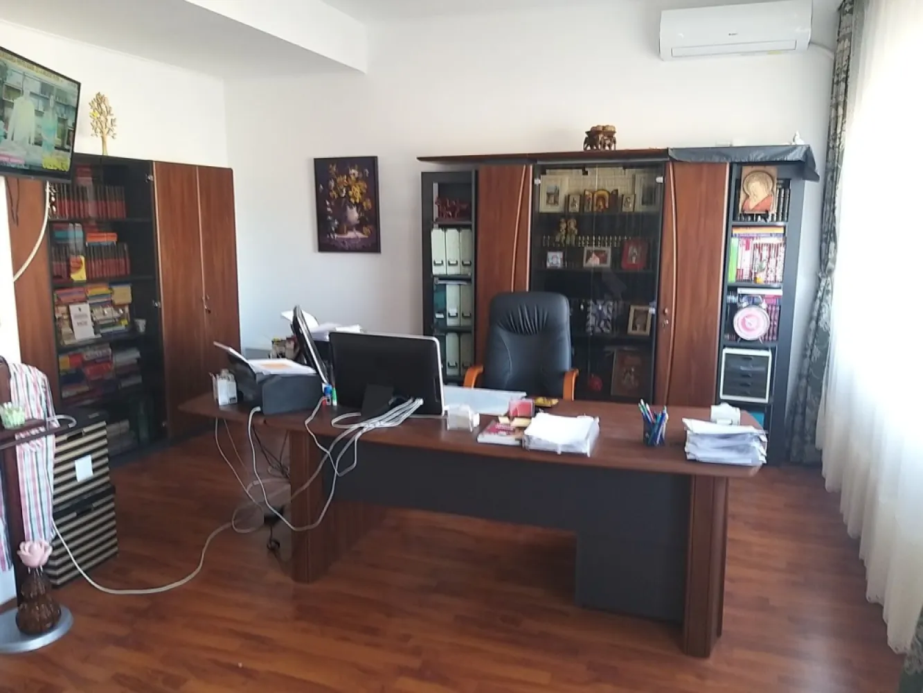 Proprietar Bucuresti 13 Septembrie(Soseaua Anteriana) - Vila este situata in zona 13 Septembrie ( sos Anteriana )Bucuresti Sb+P+Etj1+Etj 2,teren 200mp,amprenta 165 mp, subsol garaj 44mp cu 2 usi deschidere stradala,,parter: living,dining,bucatarie,baie,hol, Etaj 1: 2 dormitoare,birou,baie, hol,balcon, Etaj 2: 3 dormitoare ,baie,hol,balcon,casa este izolata termic foarte bine si robineti termostatati la toate calorifele ,se vinde partial mobilata. Casa poate fi folosita ca sediu firma, Clinica, Gradinita etc, se poate transforma foarte usor in 3 apartamente in suprafata de 125mp parter, etaj1, etaj2 cu intrari separate.