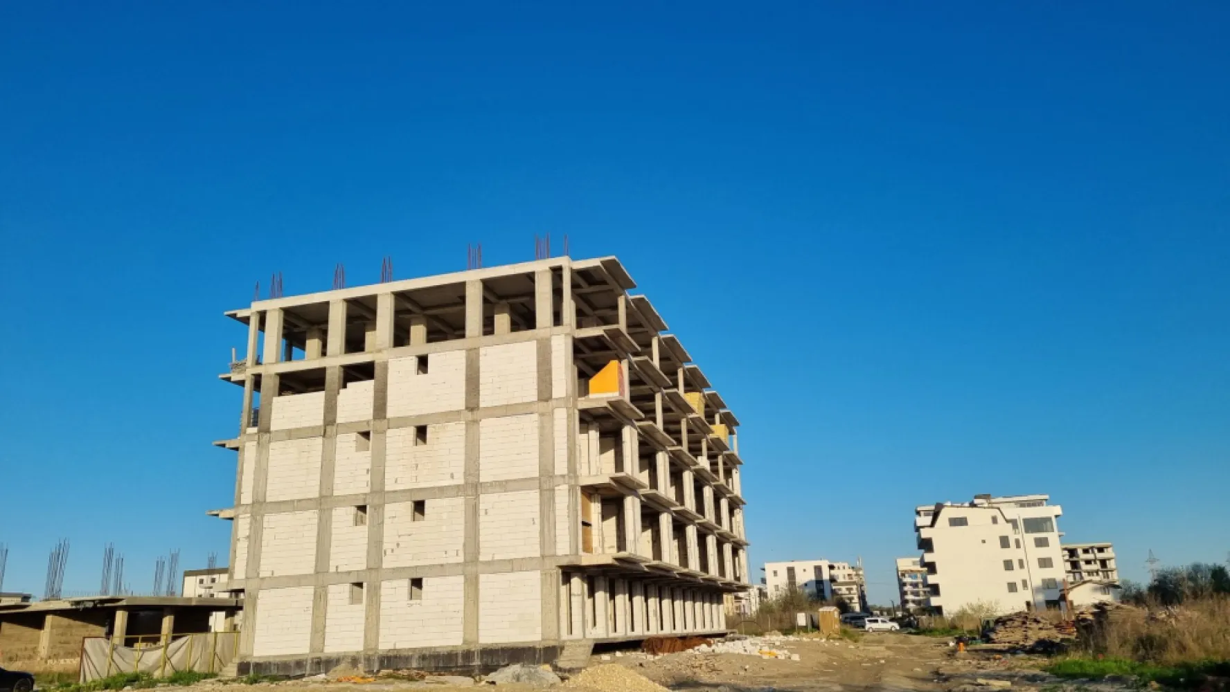 Ag. Eu. vinde Ap. 2 Cam. 39 mp Parter/8 An bloc 2024 Mamaia Nord - Agentia Europa doreste sa va puna la dispozitie pentru vanzare apartamentul visurilor tale, de la malul mării! Apartamentul are suprafata utila 39 mp dintre care 6 mp este balconul . Amplasat într-o zonă liniștită a stațiunii Mamaia Nord, dar în același timp la doar 100 de metri de promenadă și plajă, proiectul îți oferă vacanța ta perfectă, acasă. Prin conceptul arhitectural deosebit, toți clienții vor beneficia de vedere către mare (atât din interior, cât și de pe terasă), indiferent de poziționarea în clădire. Fațadele cu terase nu vor fi niciodată umbrite sau obturate de o altă construcție vecină viitoare, având în vedere ca terenul are deschidere la două străzi publice (în față: strada B1; în spate: strada A6). Utilizarea eficientă a spațiilor, geometria pereților, generozitatea teraselor, potențialul turistic al zonei – fac din acest proiect probabil cea mai eficientă achiziție (raport calitate/preț) din stațiunea Mamaia Nord. Multiple modalități de plată: avans 50% + diferența la predare – prețuri cu discount 5%; avans 75% + diferența la predare – prețuri cu discount 20%; rate la dezvoltator. ApartamentUL se vinde la alb și beneficiază de următoarele dotări și finisaje: tâmplărie PVC, geam termoizolant ușă metalică la intrarea în locuință centrală proprie pe gaz pereți tencuiți mecanizat și finisați cu glet pardoseli la nivel de șapă instalația electrică, sanitară și termică – realizată pregătire pentru aer condiționat terase placate cu gresie + balustradă din sticlă casa scării echipată complet: pardoseli cu piatră naturală, balustradă, sistem de iluminat izolație exterioară 10cm lift modern videointerfon supraveghere video loc de parcare – 10.000€ + TVA sau disponibil pentru închiriere *Toate informațiile, schițele și pozele au exclusiv scop de prezentare! Suprafețele apartamentelor pot suferi modificări +/- 5% după măsurătorile cadastrale. In cazul achitarii unui avans maimare de 50% se aplica un discount de 5% In cazul achitarii unui avans maimare de 75 se aplica un discount de 20%