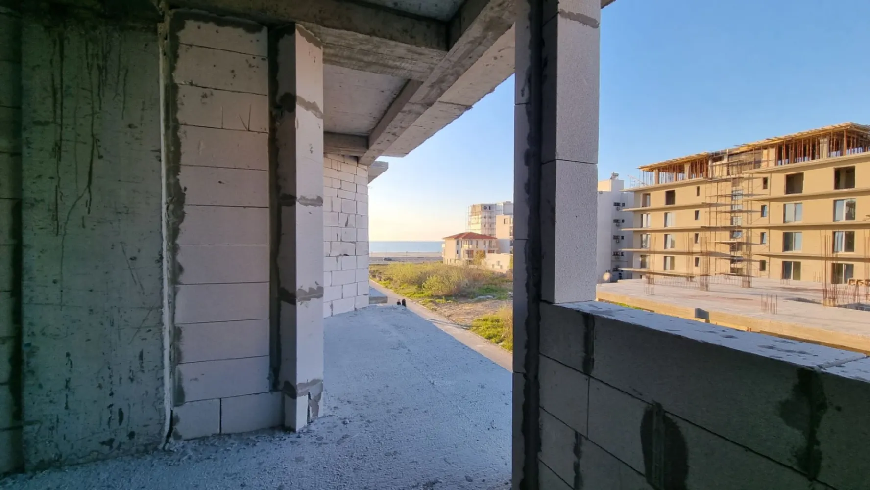 Ag. Eu. vinde Ap. 2 Cam. 39 mp Parter/8 An bloc 2024 Mamaia Nord - Agentia Europa doreste sa va puna la dispozitie pentru vanzare apartamentul visurilor tale, de la malul mării! Apartamentul are suprafata utila 39 mp dintre care 6 mp este balconul . Amplasat într-o zonă liniștită a stațiunii Mamaia Nord, dar în același timp la doar 100 de metri de promenadă și plajă, proiectul îți oferă vacanța ta perfectă, acasă. Prin conceptul arhitectural deosebit, toți clienții vor beneficia de vedere către mare (atât din interior, cât și de pe terasă), indiferent de poziționarea în clădire. Fațadele cu terase nu vor fi niciodată umbrite sau obturate de o altă construcție vecină viitoare, având în vedere ca terenul are deschidere la două străzi publice (în față: strada B1; în spate: strada A6). Utilizarea eficientă a spațiilor, geometria pereților, generozitatea teraselor, potențialul turistic al zonei – fac din acest proiect probabil cea mai eficientă achiziție (raport calitate/preț) din stațiunea Mamaia Nord. Multiple modalități de plată: avans 50% + diferența la predare – prețuri cu discount 5%; avans 75% + diferența la predare – prețuri cu discount 20%; rate la dezvoltator. ApartamentUL se vinde la alb și beneficiază de următoarele dotări și finisaje: tâmplărie PVC, geam termoizolant ușă metalică la intrarea în locuință centrală proprie pe gaz pereți tencuiți mecanizat și finisați cu glet pardoseli la nivel de șapă instalația electrică, sanitară și termică – realizată pregătire pentru aer condiționat terase placate cu gresie + balustradă din sticlă casa scării echipată complet: pardoseli cu piatră naturală, balustradă, sistem de iluminat izolație exterioară 10cm lift modern videointerfon supraveghere video loc de parcare – 10.000€ + TVA sau disponibil pentru închiriere *Toate informațiile, schițele și pozele au exclusiv scop de prezentare! Suprafețele apartamentelor pot suferi modificări +/- 5% după măsurătorile cadastrale. In cazul achitarii unui avans maimare de 50% se aplica un discount de 5% In cazul achitarii unui avans maimare de 75 se aplica un discount de 20%