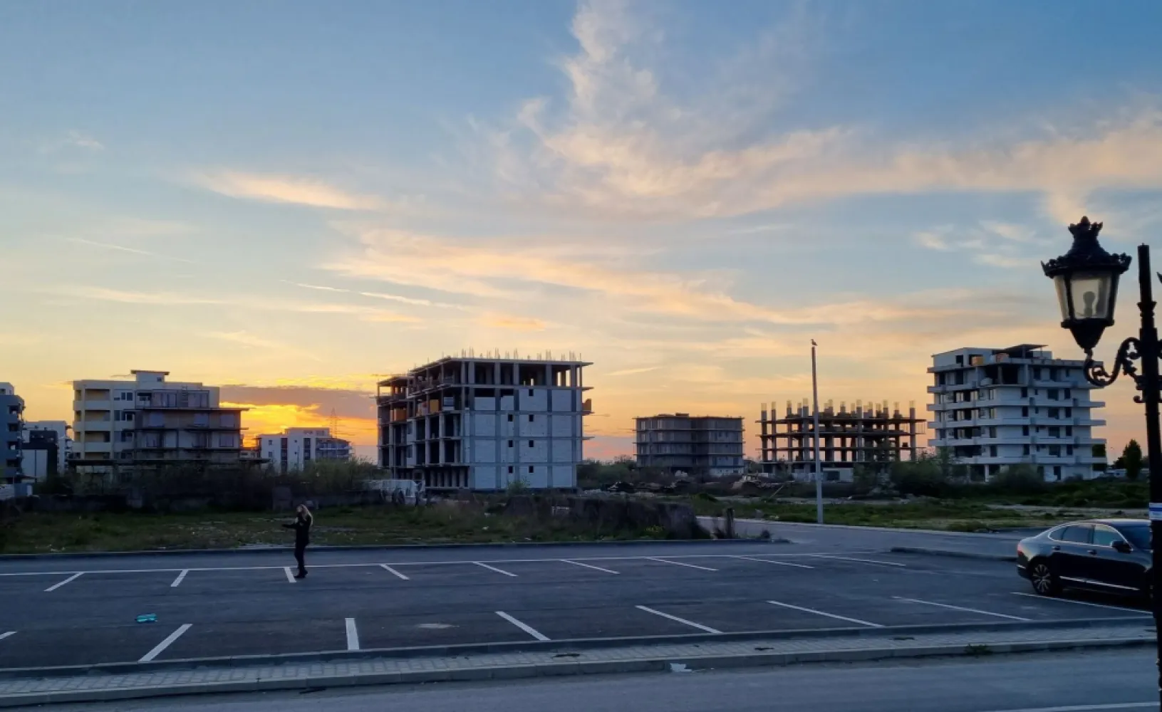 Ag. Eu. vinde aP. 2 Cam 38 mp Parter/8 finalizare 2024 feb. Mamaia Nord - Agentia Europa doreste sa va puna la dispozitie pentru vanzare apartamentul visurilor tale, de la malul mării! Apartamentul are suprafata utila 38 mp dintre care 6 mp este balconul . Amplasat într-o zonă liniștită a stațiunii Mamaia Nord, dar în același timp la doar 100 de metri de promenadă și plajă, proiectul îți oferă vacanța ta perfectă, acasă. Prin conceptul arhitectural deosebit, toți clienții vor beneficia de vedere către mare (atât din interior, cât și de pe terasă), indiferent de poziționarea în clădire. Fațadele cu terase nu vor fi niciodată umbrite sau obturate de o altă construcție vecină viitoare, având în vedere ca terenul are deschidere la două străzi publice (în față: strada B1; în spate: strada A6). Utilizarea eficientă a spațiilor, geometria pereților, generozitatea teraselor, potențialul turistic al zonei – fac din acest proiect probabil cea mai eficientă achiziție (raport calitate/preț) din stațiunea Mamaia Nord. Multiple modalități de plată: avans 50% + diferența la predare – prețuri cu discount 5%; avans 75% + diferența la predare – prețuri cu discount 20%; rate la dezvoltator. ApartamentUL se vinde la alb și beneficiază de următoarele dotări și finisaje: tâmplărie PVC, geam termoizolant ușă metalică la intrarea în locuință centrală proprie pe gaz pereți tencuiți mecanizat și finisați cu glet pardoseli la nivel de șapă instalația electrică, sanitară și termică – realizată pregătire pentru aer condiționat terase placate cu gresie + balustradă din sticlă casa scării echipată complet: pardoseli cu piatră naturală, balustradă, sistem de iluminat izolație exterioară 10cm lift modern videointerfon supraveghere video loc de parcare – 10.000€ + TVA sau disponibil pentru închiriere *Toate informațiile, schițele și pozele au exclusiv scop de prezentare! Suprafețele apartamentelor pot suferi modificări +/- 5% după măsurătorile cadastrale. In cazul achitarii unui avans maimare de 50% se aplica un discount de 5% In cazul achitarii unui avans maimare de 75 se aplica un discount de 20%