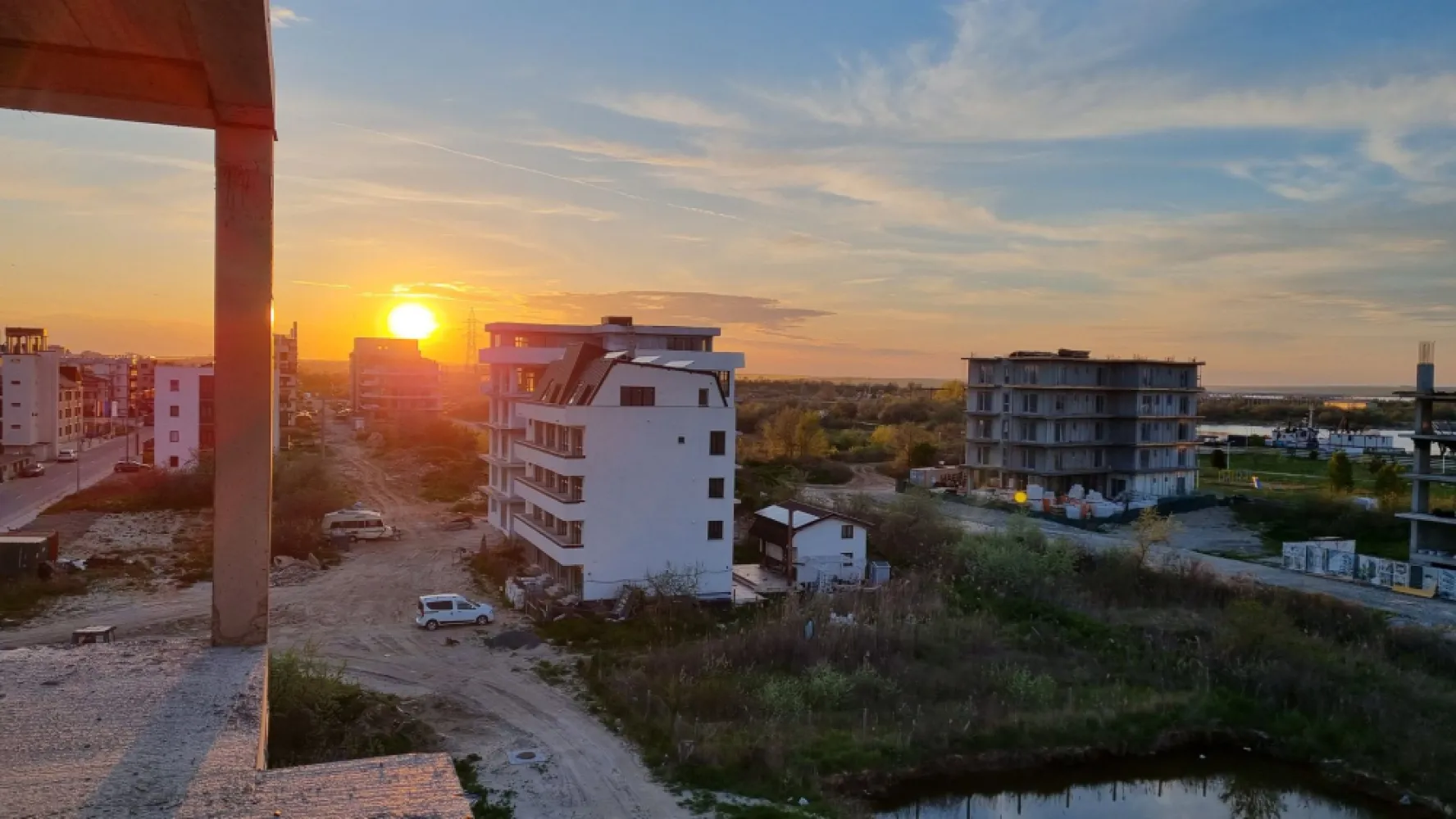 Ag. Eu. vinde aP. 2 Cam 38 mp Parter/8 finalizare 2024 feb. Mamaia Nord - Agentia Europa doreste sa va puna la dispozitie pentru vanzare apartamentul visurilor tale, de la malul mării! Apartamentul are suprafata utila 38 mp dintre care 6 mp este balconul . Amplasat într-o zonă liniștită a stațiunii Mamaia Nord, dar în același timp la doar 100 de metri de promenadă și plajă, proiectul îți oferă vacanța ta perfectă, acasă. Prin conceptul arhitectural deosebit, toți clienții vor beneficia de vedere către mare (atât din interior, cât și de pe terasă), indiferent de poziționarea în clădire. Fațadele cu terase nu vor fi niciodată umbrite sau obturate de o altă construcție vecină viitoare, având în vedere ca terenul are deschidere la două străzi publice (în față: strada B1; în spate: strada A6). Utilizarea eficientă a spațiilor, geometria pereților, generozitatea teraselor, potențialul turistic al zonei – fac din acest proiect probabil cea mai eficientă achiziție (raport calitate/preț) din stațiunea Mamaia Nord. Multiple modalități de plată: avans 50% + diferența la predare – prețuri cu discount 5%; avans 75% + diferența la predare – prețuri cu discount 20%; rate la dezvoltator. ApartamentUL se vinde la alb și beneficiază de următoarele dotări și finisaje: tâmplărie PVC, geam termoizolant ușă metalică la intrarea în locuință centrală proprie pe gaz pereți tencuiți mecanizat și finisați cu glet pardoseli la nivel de șapă instalația electrică, sanitară și termică – realizată pregătire pentru aer condiționat terase placate cu gresie + balustradă din sticlă casa scării echipată complet: pardoseli cu piatră naturală, balustradă, sistem de iluminat izolație exterioară 10cm lift modern videointerfon supraveghere video loc de parcare – 10.000€ + TVA sau disponibil pentru închiriere *Toate informațiile, schițele și pozele au exclusiv scop de prezentare! Suprafețele apartamentelor pot suferi modificări +/- 5% după măsurătorile cadastrale. In cazul achitarii unui avans maimare de 50% se aplica un discount de 5% In cazul achitarii unui avans maimare de 75 se aplica un discount de 20%