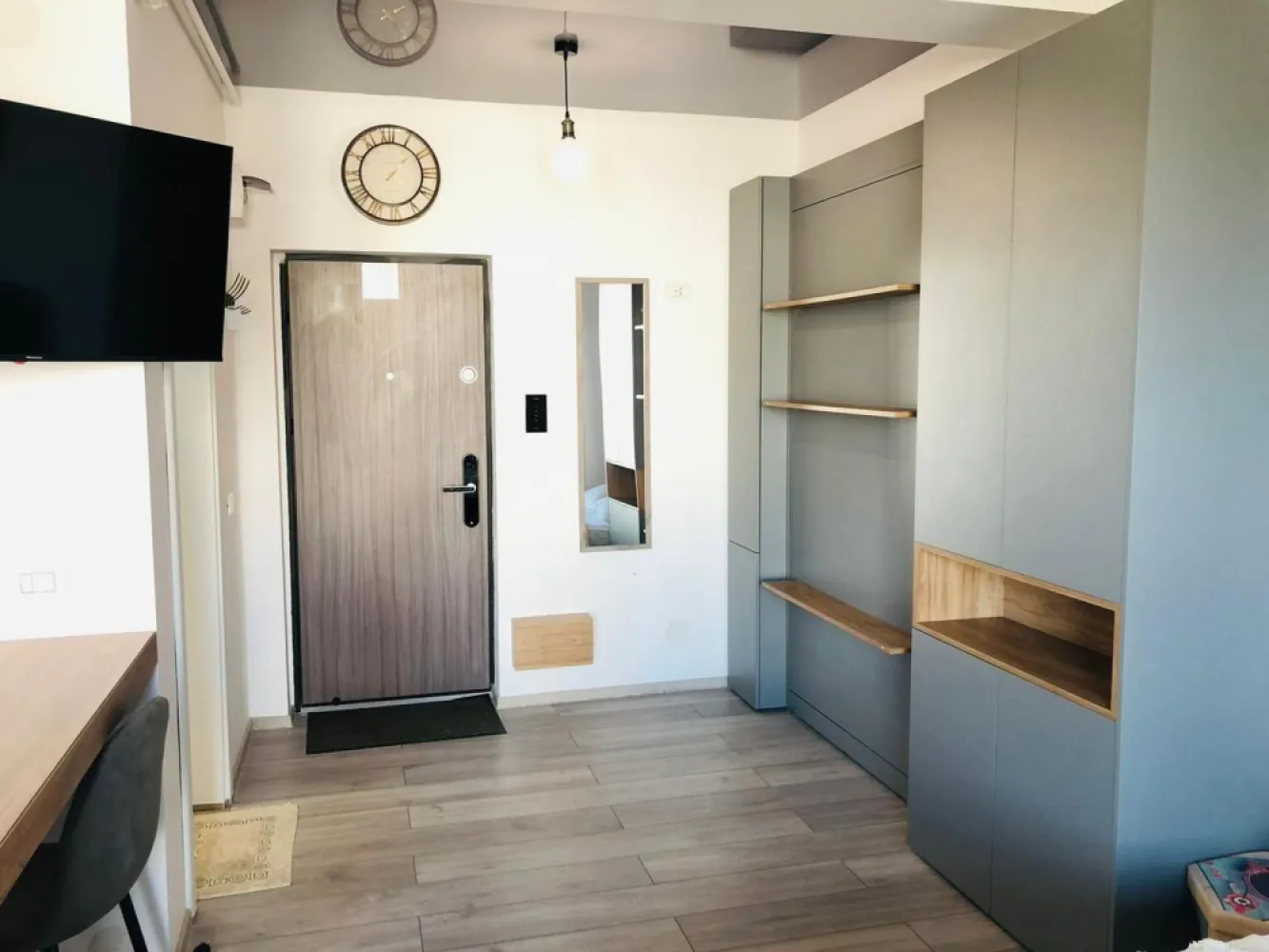 Studio Mamaia Nord Almar Luxury - Studio disponibil in complex Almar Luxury- Mamaia Nord, zona Lidl, pe partea cu marea la 250 de metri de plajele Maho și Lujo și 250 de magazinul Lidl. Capacitate 2 adulti și 2 copii. Oaspeții beneficiază de acces la piscina cu apa sarata. aer condionat lift wifi frigider masina de spalat Adresa exactă este strada D10 nr 11 bis 73.000 € + TVA Ansamblul rezidențial „Almar Luxury ” este localizat în Stațiunea Mamaia Nord, pe strada D10, Bulevardul Mamaia Nord, Năvodari și are doar 250 de metri până la plajă si 250 de metri pana la supermarketul LIDL. Complexul se află chiar în inima zonei turistice și este înconjurat de Vile, Camping-uri, Hoteluri și Pensiuni. Aici se găsesc o mulțime de cafenele și terase. Pe o rază de 5,6 – 6,1 km se află cele mai prestigioase cluburi de noapte de pe litoral (Ego Club Mamaia, Nuba, Loft Mamaia și Fratelli Beach&Club;).