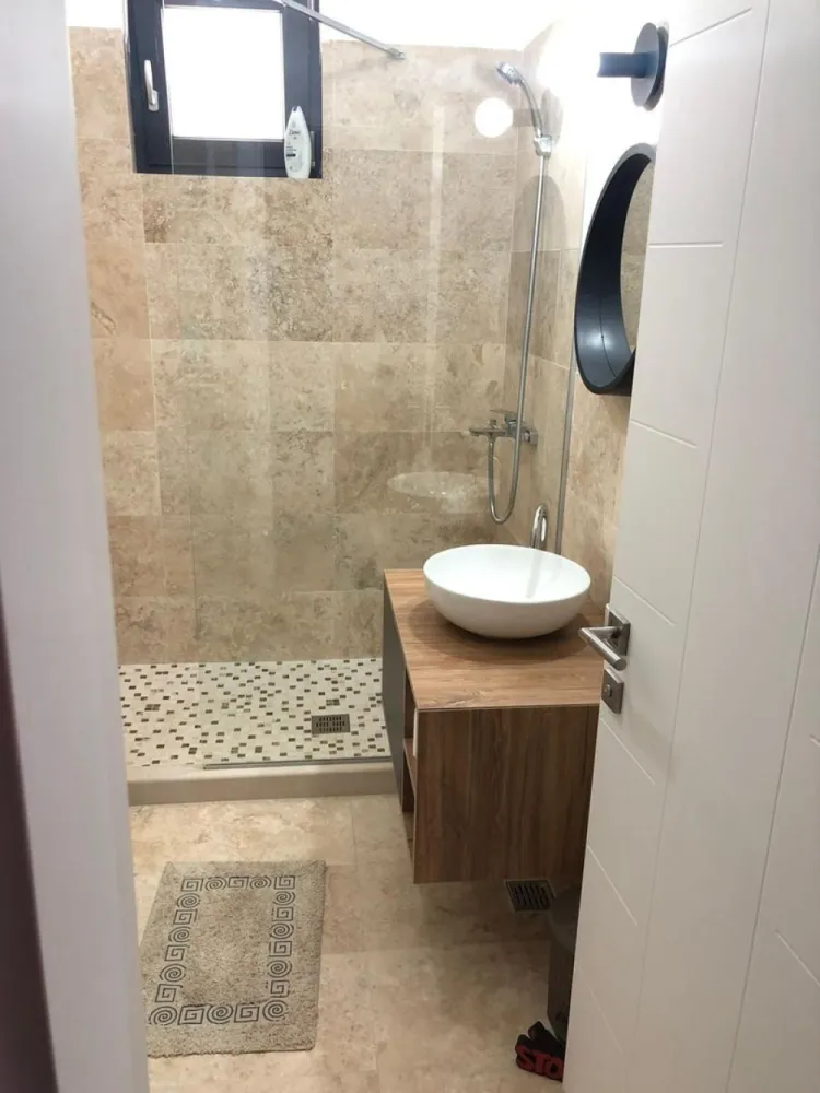 Studio Mamaia Nord Almar Luxury - Studio disponibil in complex Almar Luxury- Mamaia Nord, zona Lidl, pe partea cu marea la 250 de metri de plajele Maho și Lujo și 250 de magazinul Lidl. Capacitate 2 adulti și 2 copii. Oaspeții beneficiază de acces la piscina cu apa sarata. aer condionat lift wifi frigider masina de spalat Adresa exactă este strada D10 nr 11 bis 73.000 € + TVA Ansamblul rezidențial „Almar Luxury ” este localizat în Stațiunea Mamaia Nord, pe strada D10, Bulevardul Mamaia Nord, Năvodari și are doar 250 de metri până la plajă si 250 de metri pana la supermarketul LIDL. Complexul se află chiar în inima zonei turistice și este înconjurat de Vile, Camping-uri, Hoteluri și Pensiuni. Aici se găsesc o mulțime de cafenele și terase. Pe o rază de 5,6 – 6,1 km se află cele mai prestigioase cluburi de noapte de pe litoral (Ego Club Mamaia, Nuba, Loft Mamaia și Fratelli Beach&Club;).