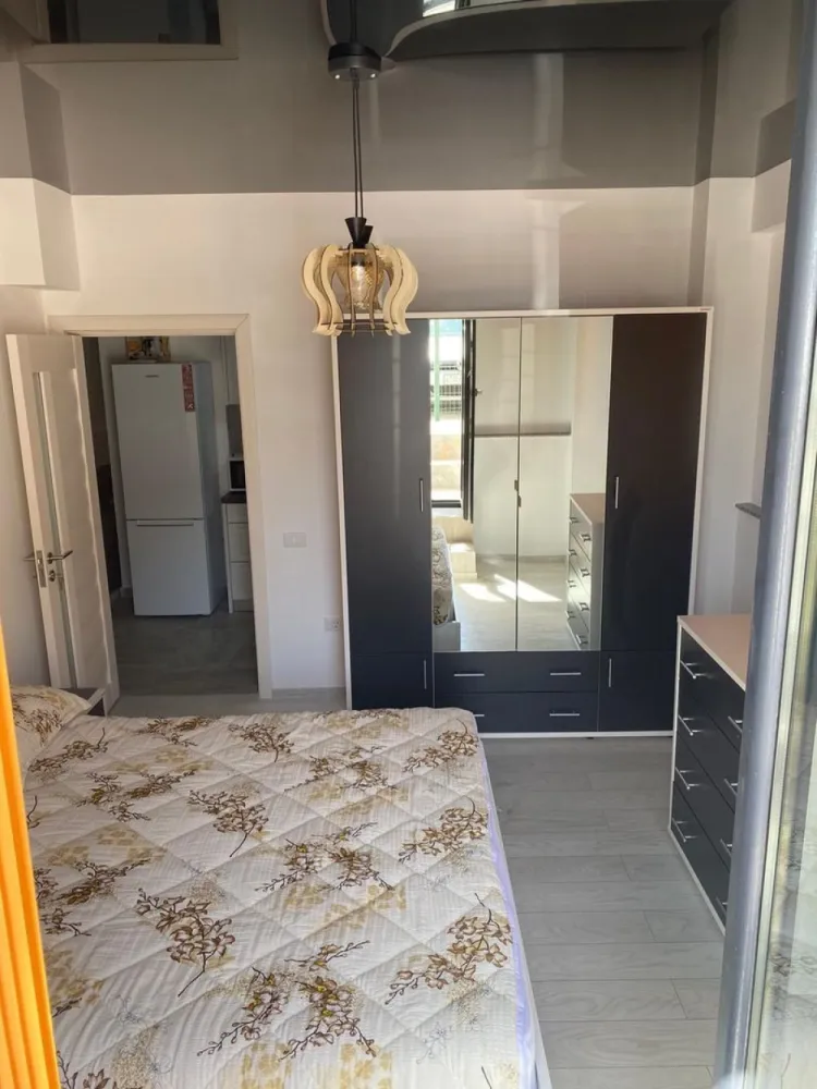Apartament mamai sat 45m2 - Vand apartament mamaia sat la 2 minute de mers pe jos de mare. Apartament nou, nelocuit. Nu a fost dat nici in chirie niciodata. Apartamentul este compus din dormitor, living si bucatarie open space si baie.+loc de parcare daca se doreste contracost. Apartamentul se vinde mobilat exact cum se vede in poze.