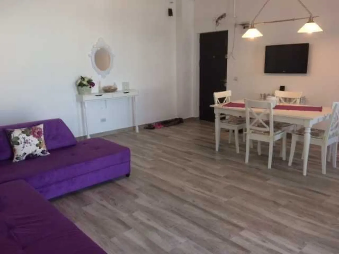 apartament la malul marii - Apartament 2 camere la 30 m de plaja , cu vedere frontala la mare, etaj 1, complet mobilat ,usor negociabil ,se vinde urgent ,direct propietar