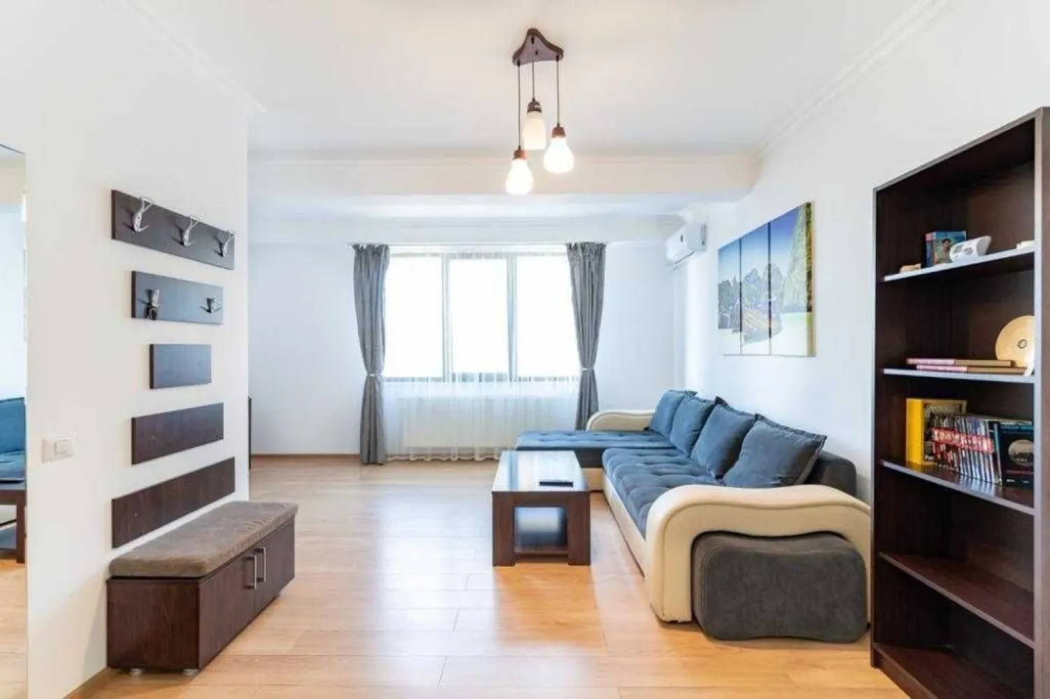 Apartament 2 cam central Mamaia langa Mega Image- Solid Residence - Proprietar,exclus agentii,vand apartament doua camere ,situat in centrul statiunii Mamaia,langa Mega Image.Apartamentul se vinde exact ca in poze utilat si mobilat,.Are parcare privata comuna la parterul blocului.Trecere de pietoni in fata blocului,distanta aproximativ de 150 m pana la plaja.