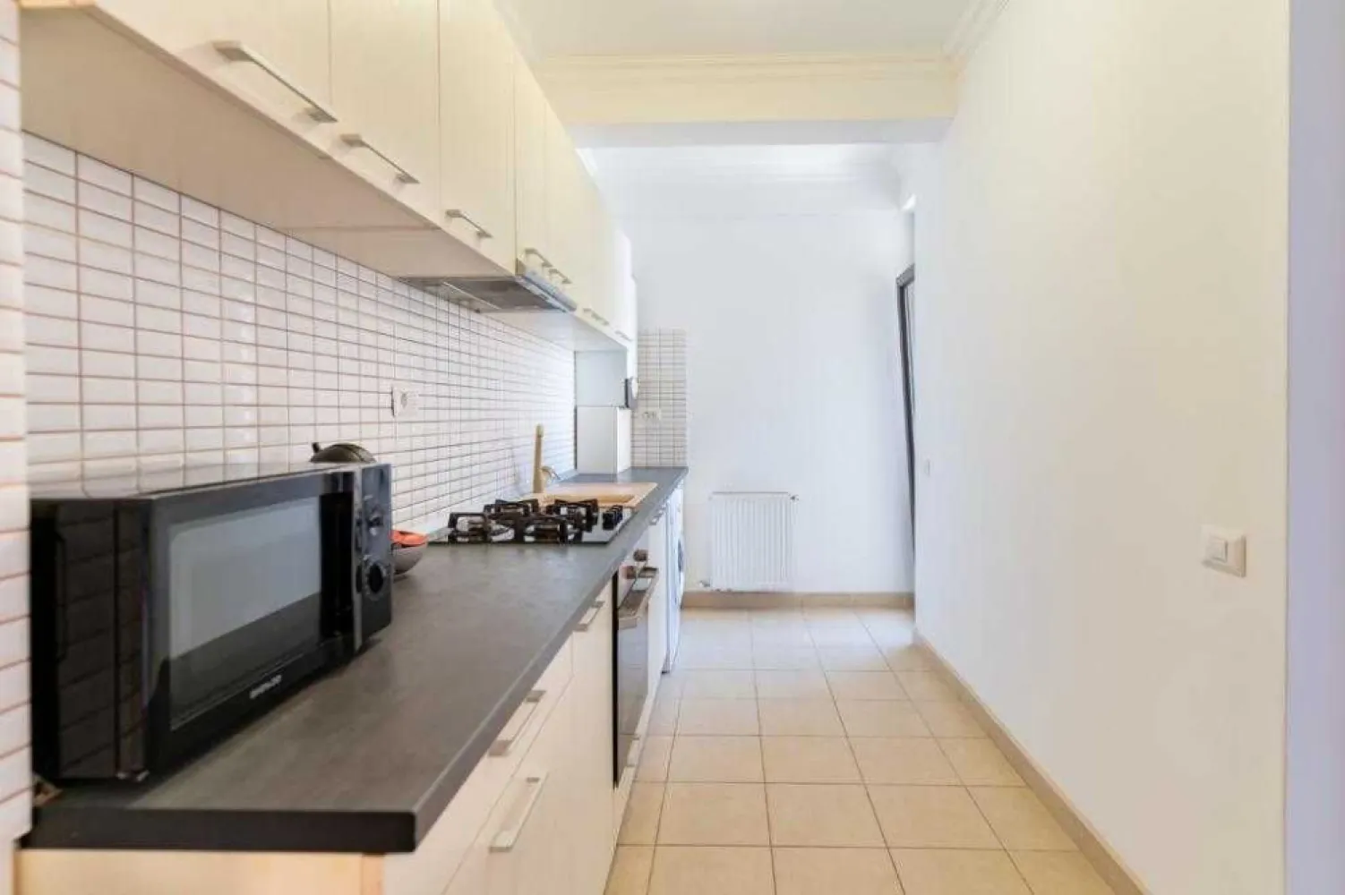 Apartament 2 cam central Mamaia langa Mega Image- Solid Residence - Proprietar,exclus agentii,vand apartament doua camere ,situat in centrul statiunii Mamaia,langa Mega Image.Apartamentul se vinde exact ca in poze utilat si mobilat,.Are parcare privata comuna la parterul blocului.Trecere de pietoni in fata blocului,distanta aproximativ de 150 m pana la plaja.