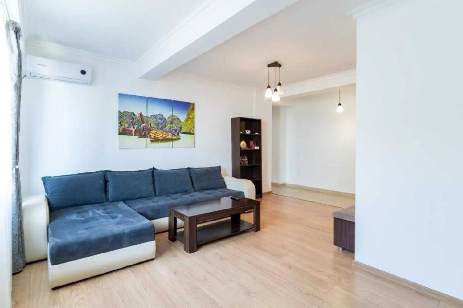 Apartament 2 cam central Mamaia langa Mega Image- Solid Residence - Proprietar,exclus agentii,vand apartament doua camere ,situat in centrul statiunii Mamaia,langa Mega Image.Apartamentul se vinde exact ca in poze utilat si mobilat,.Are parcare privata comuna la parterul blocului.Trecere de pietoni in fata blocului,distanta aproximativ de 150 m pana la plaja.