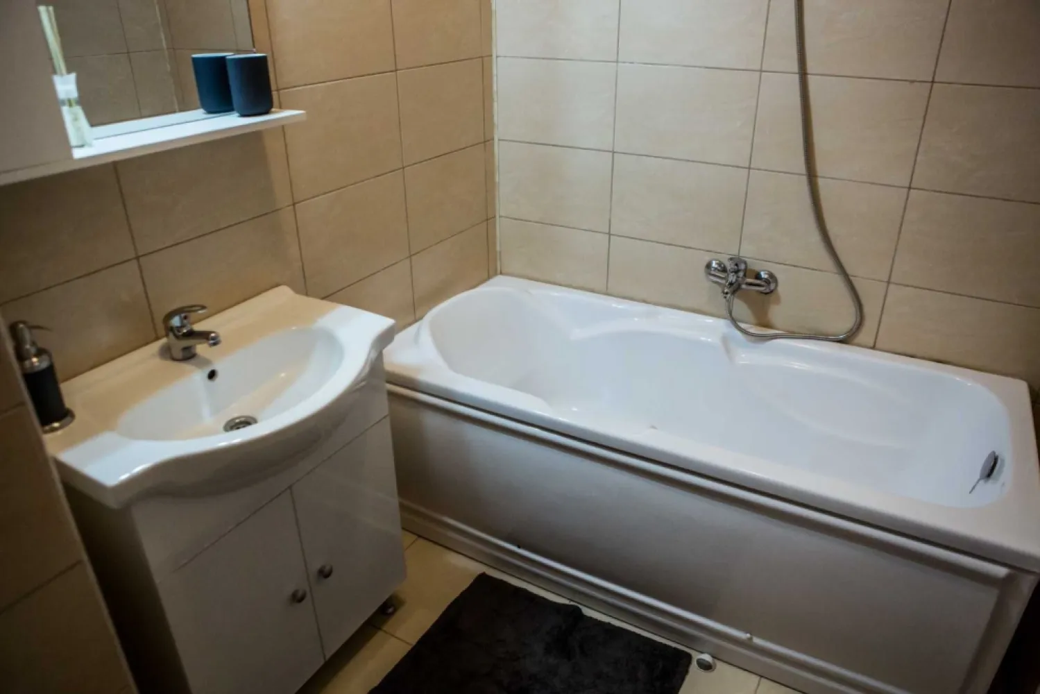 Apartament 2 camere|Vedere la mare|Zona Summerland|Inclus loc de parcare - Apartament 2 camere cu o suprafata construita de 59.51 mp, iar cea uitla de 51.02 avand inclus un balcon 5.33 mp. Localizat in zona Summerland Mamaia, apartamentul se afla la 50 m de plaja si are vedere frontala catre mare. El este compus din urmatoarele spatii: un hol, un living cu bucatarie open-space, o baie si un dormitor. Livingul si dormitorul au acces catre un balcon. Apartamentul se vinde mobilat, exact asa cum se vede in poze si cu urmatoarele dotari: centrala pe gaz, aer conditionat, frigider, masina de spalat rufe, plita pe gaz, hota, cuptor cu microunde, vesela, tacamuri, pahare. In pretul apartamentului este inclus si un loc de parcare in valoare de 10 000E, intr-o parcare supraetajata aflata la mai putin 50 m de bloc. Apartamentul se inchiriaza foarte bine in sezon, iar daca se doreste se poate preda pagina de Booking.com, avand nota 9.4. Proprietatea este vanduta de catre o persoana fizica, fara agentie si nu se aplica nici un comision. ID: 225639440 Vizualizări: 27 Raportează
