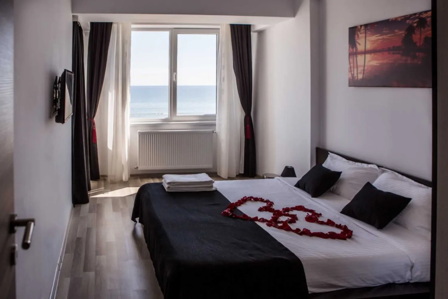 Apartament 2 camere|Vedere la mare|Zona Summerland|Inclus loc de parcare - Apartament 2 camere cu o suprafata construita de 59.51 mp, iar cea uitla de 51.02 avand inclus un balcon 5.33 mp. Localizat in zona Summerland Mamaia, apartamentul se afla la 50 m de plaja si are vedere frontala catre mare. El este compus din urmatoarele spatii: un hol, un living cu bucatarie open-space, o baie si un dormitor. Livingul si dormitorul au acces catre un balcon. Apartamentul se vinde mobilat, exact asa cum se vede in poze si cu urmatoarele dotari: centrala pe gaz, aer conditionat, frigider, masina de spalat rufe, plita pe gaz, hota, cuptor cu microunde, vesela, tacamuri, pahare. In pretul apartamentului este inclus si un loc de parcare in valoare de 10 000E, intr-o parcare supraetajata aflata la mai putin 50 m de bloc. Apartamentul se inchiriaza foarte bine in sezon, iar daca se doreste se poate preda pagina de Booking.com, avand nota 9.4. Proprietatea este vanduta de catre o persoana fizica, fara agentie si nu se aplica nici un comision. ID: 225639440 Vizualizări: 27 Raportează