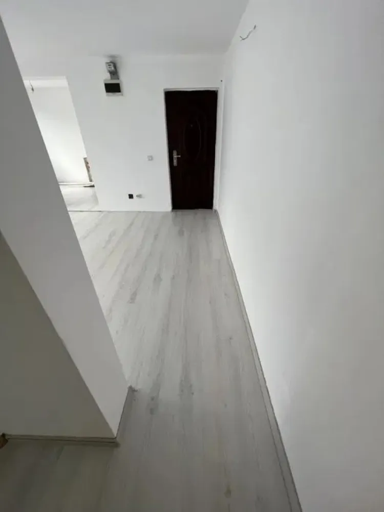 apartament 2 camere Dimitrie Leonida - Apartament 2 camere, semidecomandat, cu gradina proprie (ideal pentru iubitori de animale de companie). Parter, intr’o cladire compusa din P+ 2E Centrala proprie, izolatie interior & exterior An constructie: 2010 Str. Amurgului, Popesti-Leordeni, situat la 5 min de statia de metrou Dimitrie Leonida.