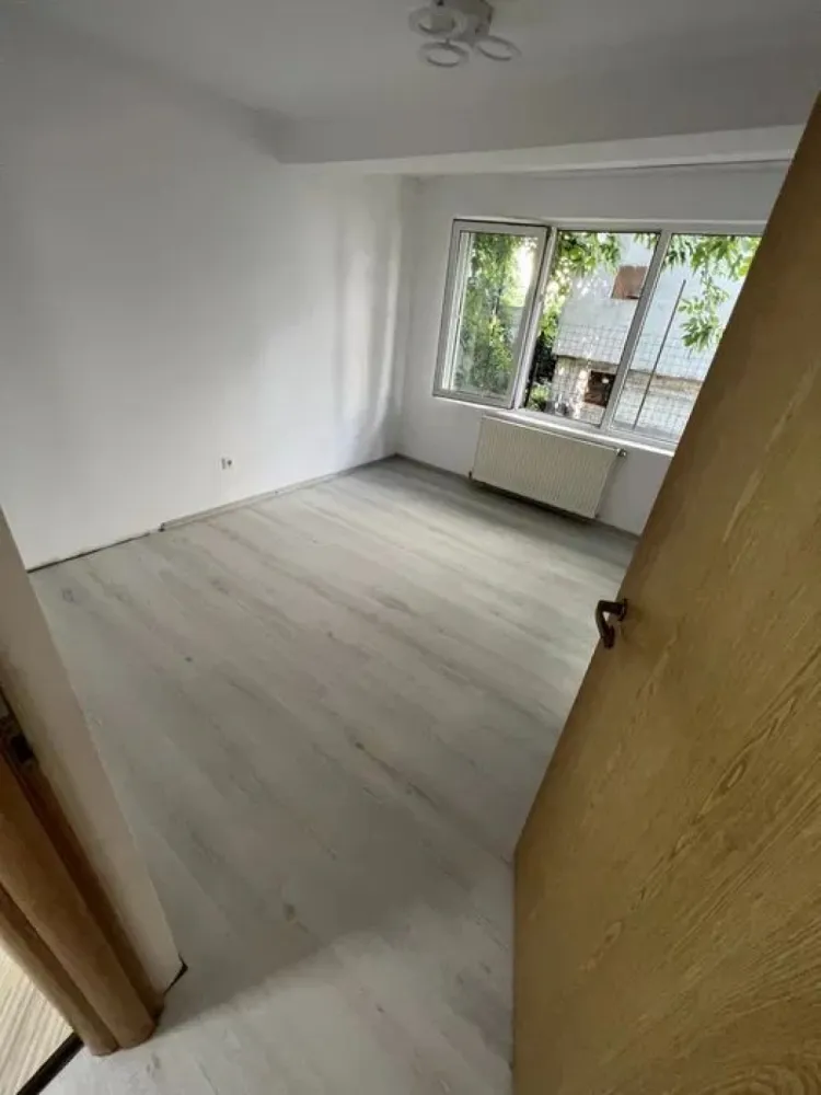 apartament 2 camere Dimitrie Leonida - Apartament 2 camere, semidecomandat, cu gradina proprie (ideal pentru iubitori de animale de companie). Parter, intr’o cladire compusa din P+ 2E Centrala proprie, izolatie interior & exterior An constructie: 2010 Str. Amurgului, Popesti-Leordeni, situat la 5 min de statia de metrou Dimitrie Leonida.
