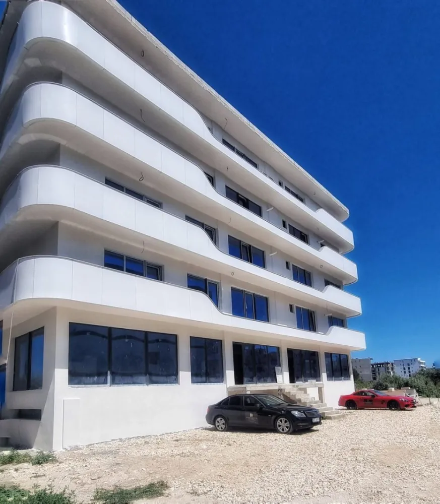 Apartamente cu vedere la mare - Apartament de vanzare cu vedere la mare , cu parcare subterana neinclusa in pret, pretul fiind 15000 E cu TVA inclus. Apartament cu vedere la mare. Parcare subterana neinclusa in pret.