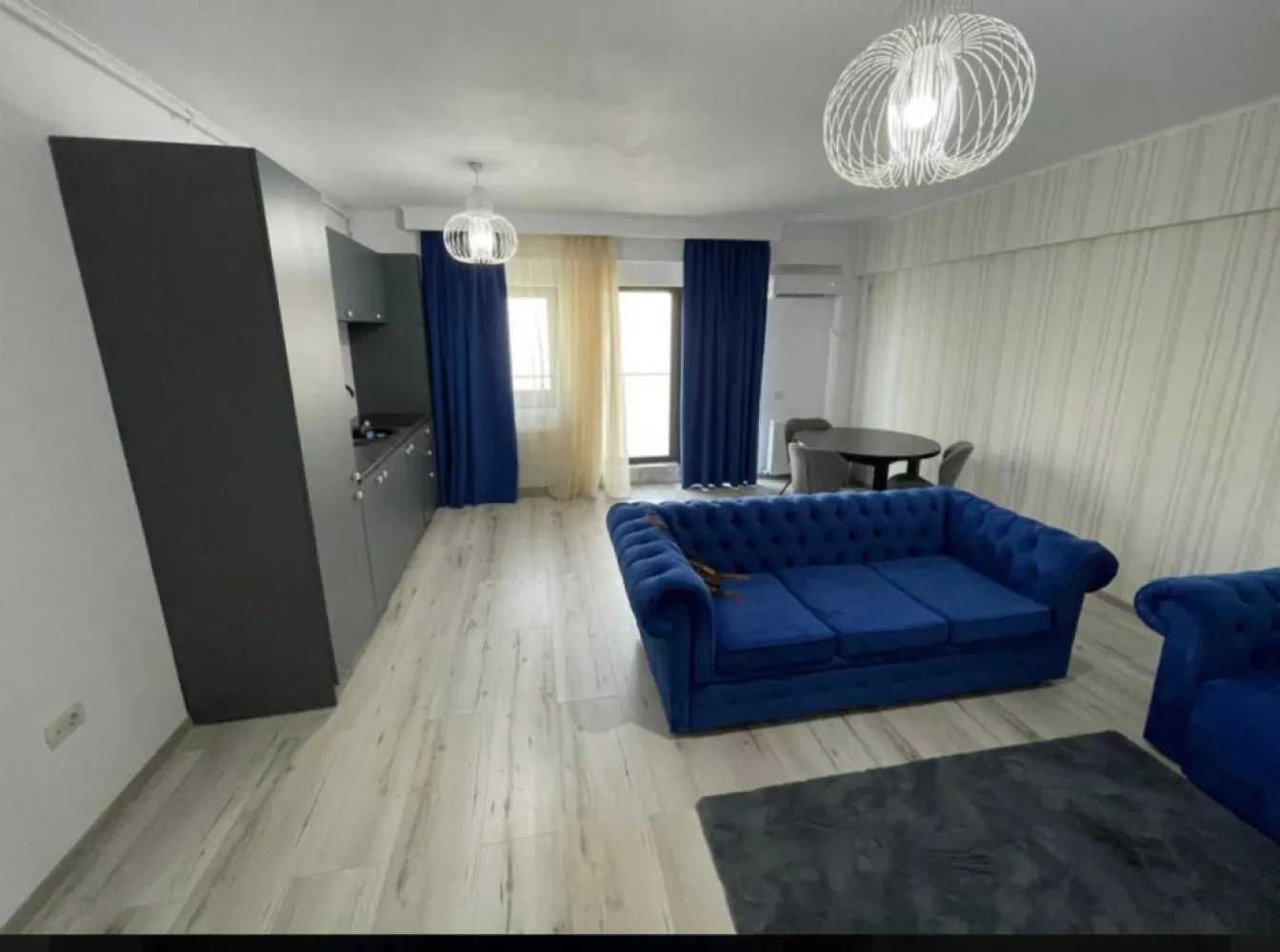 Apartament 2 cam. de vanzare 61mp + terasa 15 mp la 30 m de plaja - Mamaia Nord - Agentia Europa doreste sa va propuna catre vanzare un superb apartament de 2 camere cu o supafata utila totala de 76 mp dintre care reiese o terasa spatioasa de 16 mp . Apartamentul este compus din living + bucatarie open space , dormitor , baie si terasa spatioasa , si este situat la doar 30 m de plaja . Mai dispune si de centrala proprie si este mobilat cochet . Situat la etajul 5/5 intr-o constructie finalizata in anul 2019 . Disponibil imediat !