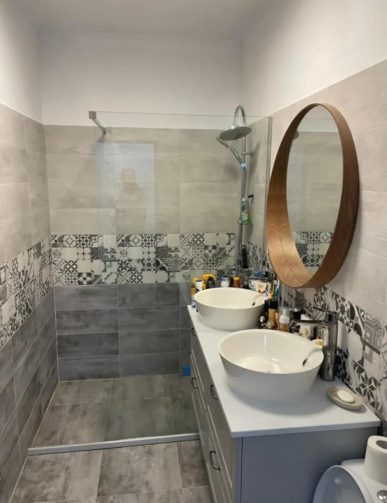 Apartament 2 cam. de vanzare 61mp + terasa 15 mp la 30 m de plaja - Mamaia Nord - Agentia Europa doreste sa va propuna catre vanzare un superb apartament de 2 camere cu o supafata utila totala de 76 mp dintre care reiese o terasa spatioasa de 16 mp . Apartamentul este compus din living + bucatarie open space , dormitor , baie si terasa spatioasa , si este situat la doar 30 m de plaja . Mai dispune si de centrala proprie si este mobilat cochet . Situat la etajul 5/5 intr-o constructie finalizata in anul 2019 . Disponibil imediat !