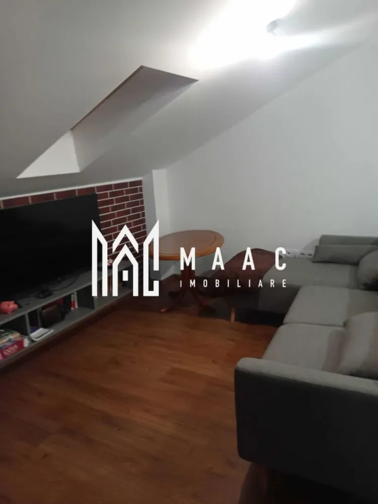 Apartament 3 Camere 70 MP| Pod Privat , Parcare | Turnișor | Sibiu - MAAC Imobiliare vă propune spre vânzare un apartament modern, situat în cartierul Turnișor, într-o zonă liniștită și bine conectată la punctele de interes. Localizare & Facilități în proximitate: La 500 m (5 minute de mers pe jos): magazin alimentar, grădiniță, restaurante, râul Cibin, școală La 800 m: supermarketuri (Simpa, TransAgape, Profi), bănci, alte servicii Suprafață utilă: 70 m², compartimentată astfel: Living generos + bucătărie delimitată (27,2 m² + 6,4 m²) Dormitor 1: 14 m² Dormitor 2: 16 m² Baie: 6,7 m² Apartamentul dispune de pod privat pe întreaga suprafață, cu acces direct din interior – ideal pentru depozitare suplimentară. Caracteristici: Bloc nou, construit în 2019, cu izolație de calitate Tâmplărie Salamander (5 camere) Încălzire în pardoseală – confort și costuri reduse la întreținere Termostat și becuri smart Semi-mobilat (conform fotografiilor) + electrocasnice noi (frigider, TV etc.) Parcări & Acces: Loc de parcare inclus în preț Complex cu barieră la intrare Posibilitate de parcare suplimentară + locuri pentru vizitatori Apartamentul este situat la etajul 2/2, într-o zonă liniștită, cu vecini civilizați. 📞 Pentru mai multe detalii și programarea unei vizionări, vă invităm să ne contactați specificand ID: CP2702783 }}