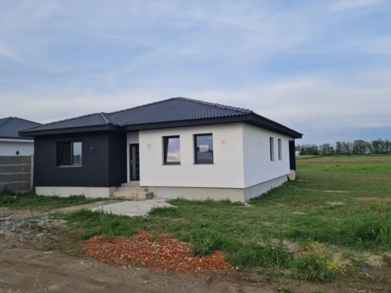 Vand casa Strada Odoreului,cartier Giulia! - Casa Parter suprafete: Suprafata teren = 650 mp² Suprafata construita = 143 mp² Suprafața utila = 127 mp² 3 dormitoare, 2 bai, living + bucatarie si terasa. Exterior finisat termosistem cu grosime de 10 cm EPS80 doua maini de adeziv cu plasa de armare tencuiala decorativa in 2 culori (alb/gri) ( decorativa STO) tamplarie PVC REHAU gri antracit 4 anotimpuri Interior: instalatie sanitara pe pozitie instalatie electrica pe pozitie incalzire prin pardoseala sapa mecanizata elicopterizata tencuiala mecanizata doua maini de glet zugrăvită in alb - vopsea SAVANA Tavan, placa de beton izolat cu bobițe granulare de polistiren de 10 cm