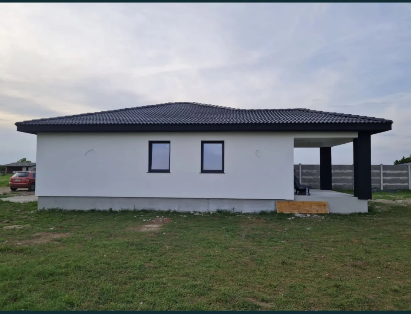 Vand casa Strada Odoreului,cartier Giulia! - Casa Parter suprafete: Suprafata teren = 650 mp² Suprafata construita = 143 mp² Suprafața utila = 127 mp² 3 dormitoare, 2 bai, living + bucatarie si terasa. Exterior finisat termosistem cu grosime de 10 cm EPS80 doua maini de adeziv cu plasa de armare tencuiala decorativa in 2 culori (alb/gri) ( decorativa STO) tamplarie PVC REHAU gri antracit 4 anotimpuri Interior: instalatie sanitara pe pozitie instalatie electrica pe pozitie incalzire prin pardoseala sapa mecanizata elicopterizata tencuiala mecanizata doua maini de glet zugrăvită in alb - vopsea SAVANA Tavan, placa de beton izolat cu bobițe granulare de polistiren de 10 cm