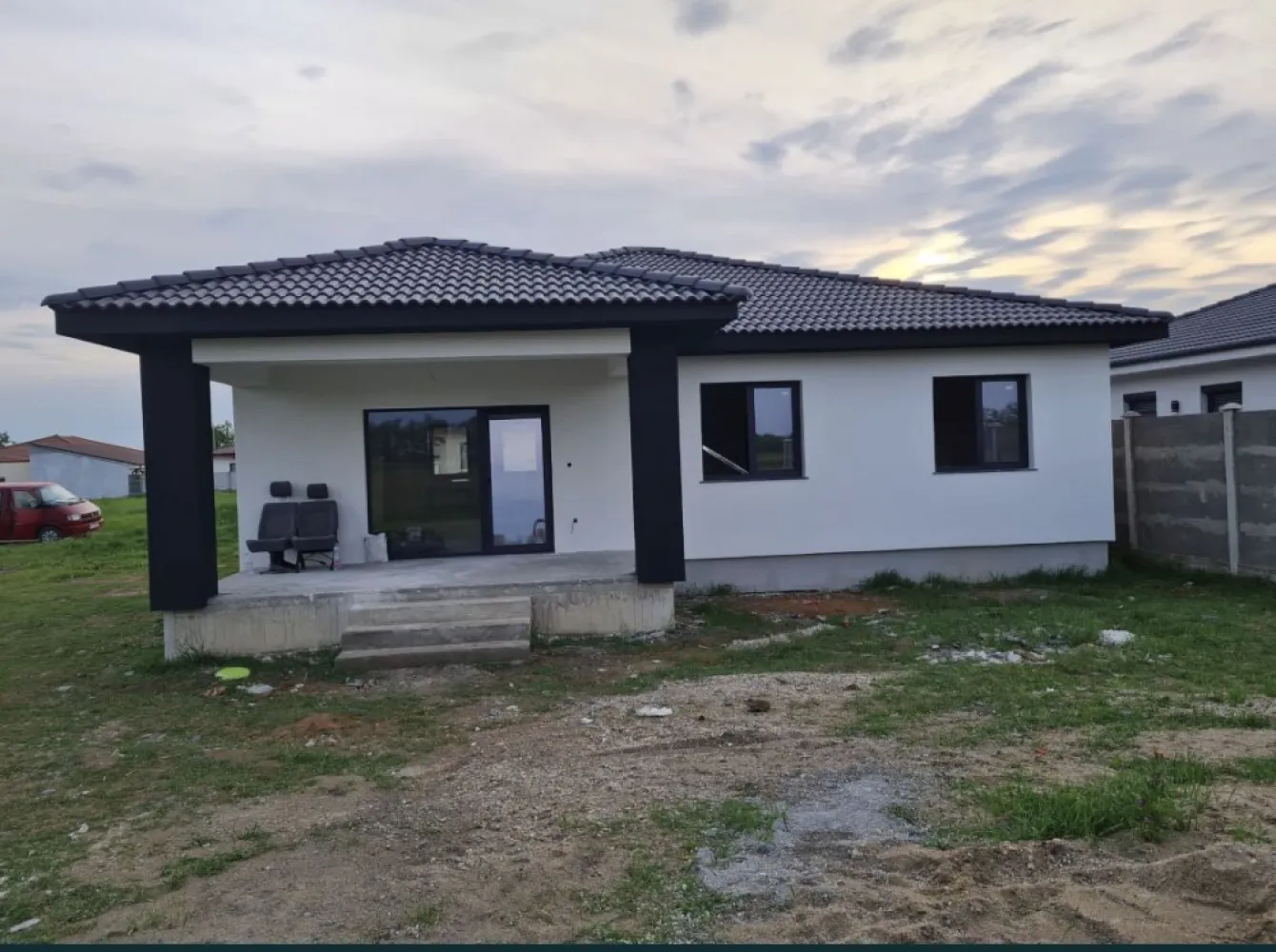 Vand casa Strada Odoreului,cartier Giulia! - Casa Parter suprafete: Suprafata teren = 650 mp² Suprafata construita = 143 mp² Suprafața utila = 127 mp² 3 dormitoare, 2 bai, living + bucatarie si terasa. Exterior finisat termosistem cu grosime de 10 cm EPS80 doua maini de adeziv cu plasa de armare tencuiala decorativa in 2 culori (alb/gri) ( decorativa STO) tamplarie PVC REHAU gri antracit 4 anotimpuri Interior: instalatie sanitara pe pozitie instalatie electrica pe pozitie incalzire prin pardoseala sapa mecanizata elicopterizata tencuiala mecanizata doua maini de glet zugrăvită in alb - vopsea SAVANA Tavan, placa de beton izolat cu bobițe granulare de polistiren de 10 cm