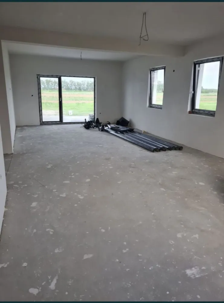 Vand casa Strada Odoreului,cartier Giulia! - Casa Parter suprafete: Suprafata teren = 650 mp² Suprafata construita = 143 mp² Suprafața utila = 127 mp² 3 dormitoare, 2 bai, living + bucatarie si terasa. Exterior finisat termosistem cu grosime de 10 cm EPS80 doua maini de adeziv cu plasa de armare tencuiala decorativa in 2 culori (alb/gri) ( decorativa STO) tamplarie PVC REHAU gri antracit 4 anotimpuri Interior: instalatie sanitara pe pozitie instalatie electrica pe pozitie incalzire prin pardoseala sapa mecanizata elicopterizata tencuiala mecanizata doua maini de glet zugrăvită in alb - vopsea SAVANA Tavan, placa de beton izolat cu bobițe granulare de polistiren de 10 cm