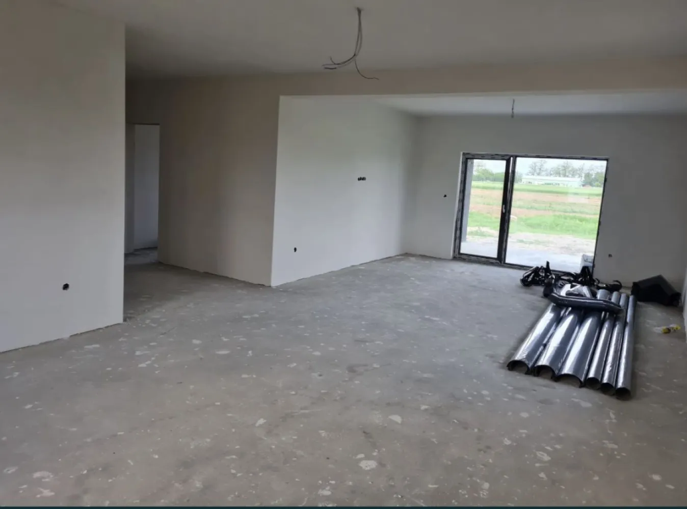 Vand casa Strada Odoreului,cartier Giulia! - Casa Parter suprafete: Suprafata teren = 650 mp² Suprafata construita = 143 mp² Suprafața utila = 127 mp² 3 dormitoare, 2 bai, living + bucatarie si terasa. Exterior finisat termosistem cu grosime de 10 cm EPS80 doua maini de adeziv cu plasa de armare tencuiala decorativa in 2 culori (alb/gri) ( decorativa STO) tamplarie PVC REHAU gri antracit 4 anotimpuri Interior: instalatie sanitara pe pozitie instalatie electrica pe pozitie incalzire prin pardoseala sapa mecanizata elicopterizata tencuiala mecanizata doua maini de glet zugrăvită in alb - vopsea SAVANA Tavan, placa de beton izolat cu bobițe granulare de polistiren de 10 cm