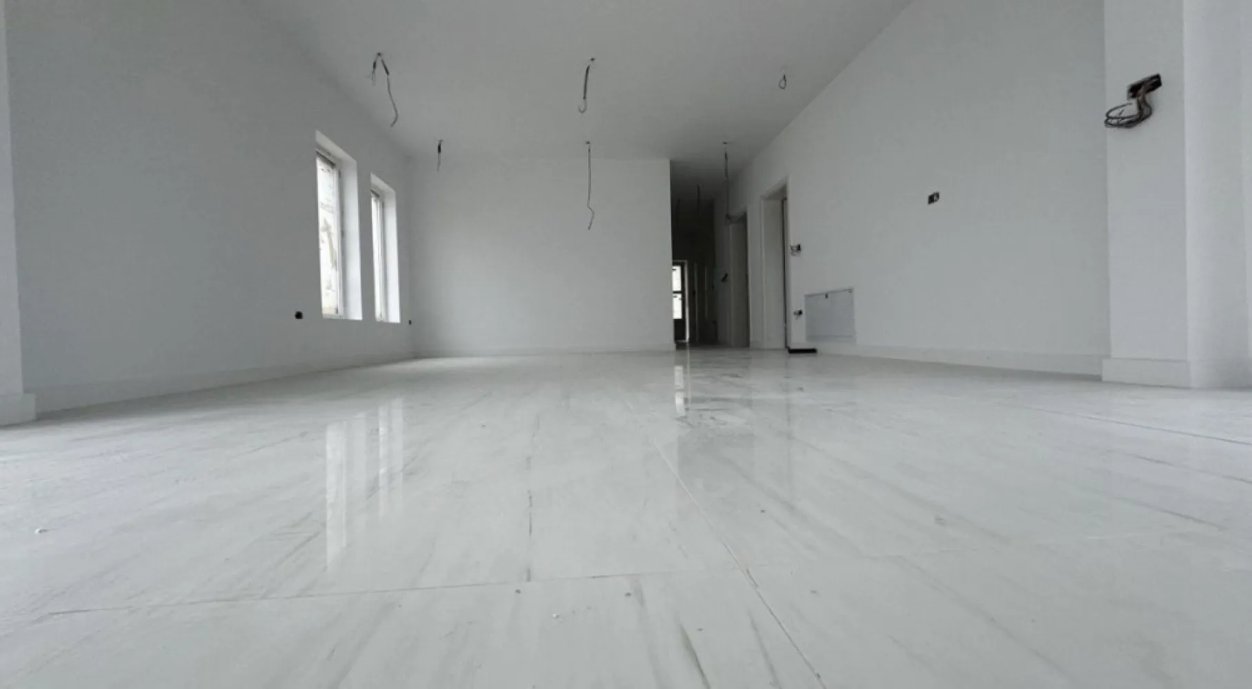 Casa de vanzare-Martinesti,Odoreu, Jud. Satu Mare - Casa de vânzare - Mărtinești, Odoreu, Jud. Satu Mare. Locuință cu regim de înălțime parter, cu suprafata construită de aproximativ 130 mp, teren de 430 mp. Casa se situeaza pe strada Alexandru Ioan Cuza, la o distanta de maxim 150 de metri liniari de strada principala, asfaltata, cu statie autobuz, punct alimentar jn apropiere. Zona este una linistita, cu multa verdeata si natura. Locuința prezentată este compusă din: - 3 dormitoare - Un open-space compus din Living si bucatarie; - 2 bai; - Debara, Se predă finisata la interior si la exterior. - Izolatie exterior cu polistiren si tencuiala decorativa; - Tamplarie PVC marca Rehau - Pardoseli finisate cu placi ceramice de la marci de prestigiu din Italia de calitate superioara si cu parchet de trafic intens - Baile sunt finisate cu placi ceramice de la marci de prestigiu din Italia de calitate superioara - Pereți tencuiti, gletuiti și zugrăviți - Tavane finisate cu glet și zugrăvite - Sistemul de colectare al apei de ploaie pentru suprastructură incluse(jgheaburi și burlane) respectiv colectarea apei pluviale - montate - Glafuri din granit incluse(pervaze exterioare), - Usi de interior cu toc reglabil - Plinte din MDF - Termoizolația planșeului peste parter realizată cu spumă poliuretanică de 15 cm grosime, - Împrejmuire perimetrală inclusă - Branșament de energie electrică realizat pe parcelă, până inclusiv în interiorul locuinței; - Branșament de apă curentă realizat pe parcelă, până inclusiv în interiorul locuinței; - Branșament de gaze naturale realizat pe parcelă, până inclusiv în interiorul locuinței; - Branșament de canalizare, până inclusiv în interiorul locuinței; - Rețeaua RCS-RDS, până inclusiv în interiorul locuinței; - Instalație electrică interioară; - Instalație sanitară interioară; - Instalație de încălzire în pardosea; Prețul de vânzare este de 114900EURO cu TVA inclus. Pentru informații, vă rugăm sa ne contactați la numărul de telefon 07******82 sau prin mesaj pe platforma.