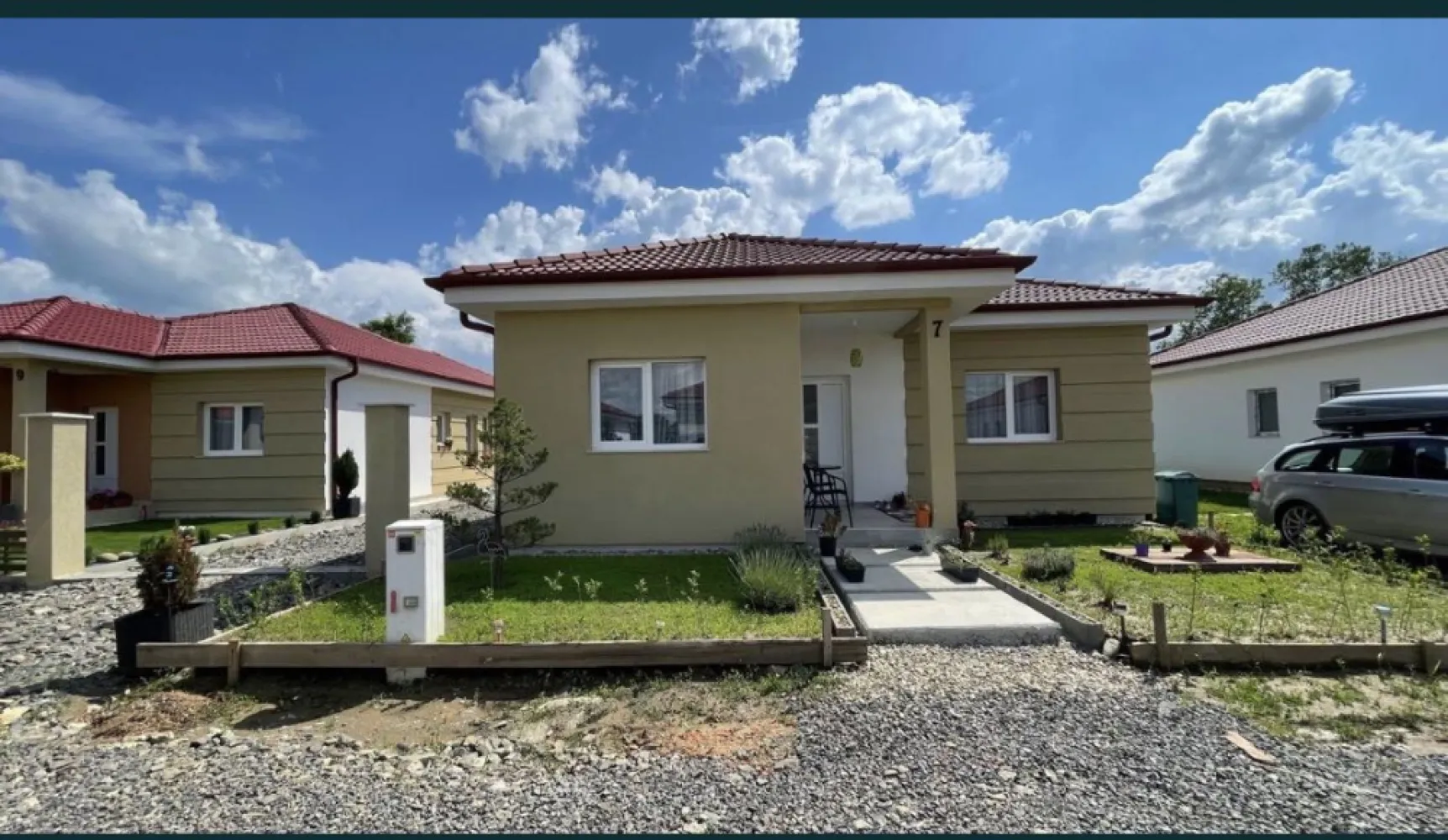 Casa de vanzare-Martinesti,Odoreu, Jud. Satu Mare - Casa de vânzare - Mărtinești, Odoreu, Jud. Satu Mare. Locuință cu regim de înălțime parter, cu suprafata construită de aproximativ 130 mp, teren de 430 mp. Casa se situeaza pe strada Alexandru Ioan Cuza, la o distanta de maxim 150 de metri liniari de strada principala, asfaltata, cu statie autobuz, punct alimentar jn apropiere. Zona este una linistita, cu multa verdeata si natura. Locuința prezentată este compusă din: - 3 dormitoare - Un open-space compus din Living si bucatarie; - 2 bai; - Debara, Se predă finisata la interior si la exterior. - Izolatie exterior cu polistiren si tencuiala decorativa; - Tamplarie PVC marca Rehau - Pardoseli finisate cu placi ceramice de la marci de prestigiu din Italia de calitate superioara si cu parchet de trafic intens - Baile sunt finisate cu placi ceramice de la marci de prestigiu din Italia de calitate superioara - Pereți tencuiti, gletuiti și zugrăviți - Tavane finisate cu glet și zugrăvite - Sistemul de colectare al apei de ploaie pentru suprastructură incluse(jgheaburi și burlane) respectiv colectarea apei pluviale - montate - Glafuri din granit incluse(pervaze exterioare), - Usi de interior cu toc reglabil - Plinte din MDF - Termoizolația planșeului peste parter realizată cu spumă poliuretanică de 15 cm grosime, - Împrejmuire perimetrală inclusă - Branșament de energie electrică realizat pe parcelă, până inclusiv în interiorul locuinței; - Branșament de apă curentă realizat pe parcelă, până inclusiv în interiorul locuinței; - Branșament de gaze naturale realizat pe parcelă, până inclusiv în interiorul locuinței; - Branșament de canalizare, până inclusiv în interiorul locuinței; - Rețeaua RCS-RDS, până inclusiv în interiorul locuinței; - Instalație electrică interioară; - Instalație sanitară interioară; - Instalație de încălzire în pardosea; Prețul de vânzare este de 114900EURO cu TVA inclus. Pentru informații, vă rugăm sa ne contactați la numărul de telefon 07******82 sau prin mesaj pe platforma.