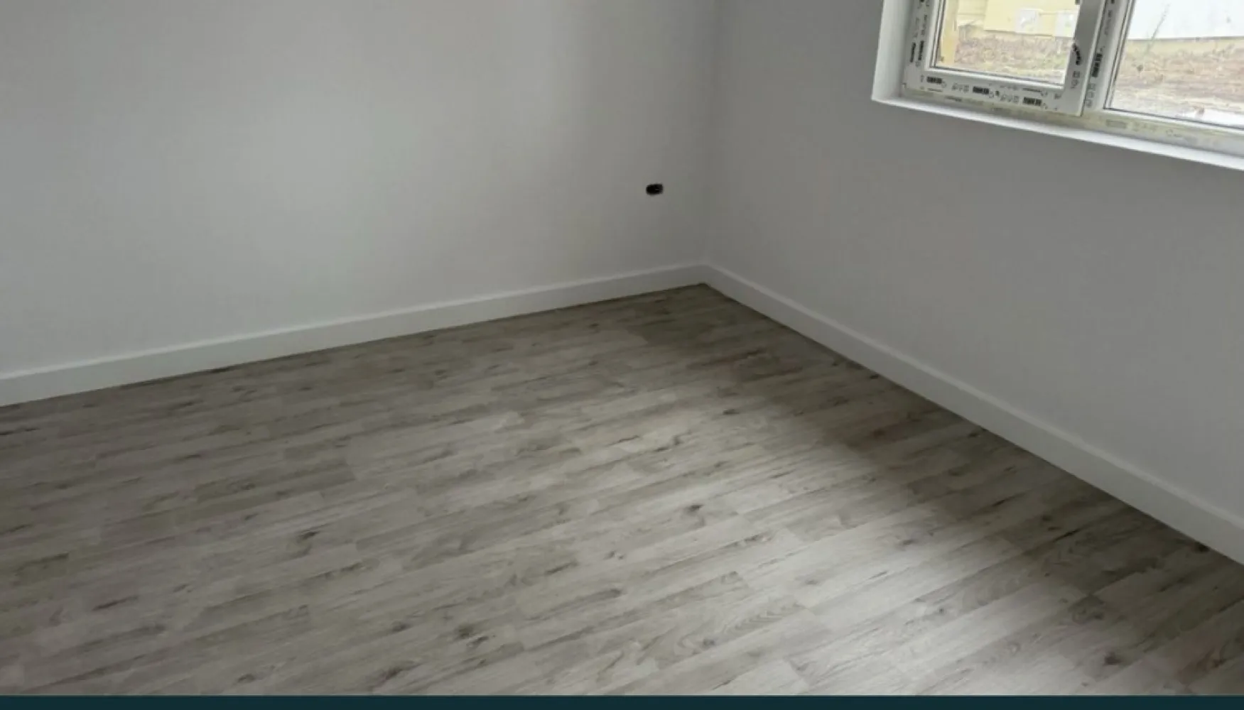 Casa de vanzare-Martinesti,Odoreu, Jud. Satu Mare - Casa de vânzare - Mărtinești, Odoreu, Jud. Satu Mare. Locuință cu regim de înălțime parter, cu suprafata construită de aproximativ 130 mp, teren de 430 mp. Casa se situeaza pe strada Alexandru Ioan Cuza, la o distanta de maxim 150 de metri liniari de strada principala, asfaltata, cu statie autobuz, punct alimentar jn apropiere. Zona este una linistita, cu multa verdeata si natura. Locuința prezentată este compusă din: - 3 dormitoare - Un open-space compus din Living si bucatarie; - 2 bai; - Debara, Se predă finisata la interior si la exterior. - Izolatie exterior cu polistiren si tencuiala decorativa; - Tamplarie PVC marca Rehau - Pardoseli finisate cu placi ceramice de la marci de prestigiu din Italia de calitate superioara si cu parchet de trafic intens - Baile sunt finisate cu placi ceramice de la marci de prestigiu din Italia de calitate superioara - Pereți tencuiti, gletuiti și zugrăviți - Tavane finisate cu glet și zugrăvite - Sistemul de colectare al apei de ploaie pentru suprastructură incluse(jgheaburi și burlane) respectiv colectarea apei pluviale - montate - Glafuri din granit incluse(pervaze exterioare), - Usi de interior cu toc reglabil - Plinte din MDF - Termoizolația planșeului peste parter realizată cu spumă poliuretanică de 15 cm grosime, - Împrejmuire perimetrală inclusă - Branșament de energie electrică realizat pe parcelă, până inclusiv în interiorul locuinței; - Branșament de apă curentă realizat pe parcelă, până inclusiv în interiorul locuinței; - Branșament de gaze naturale realizat pe parcelă, până inclusiv în interiorul locuinței; - Branșament de canalizare, până inclusiv în interiorul locuinței; - Rețeaua RCS-RDS, până inclusiv în interiorul locuinței; - Instalație electrică interioară; - Instalație sanitară interioară; - Instalație de încălzire în pardosea; Prețul de vânzare este de 114900EURO cu TVA inclus. Pentru informații, vă rugăm sa ne contactați la numărul de telefon 07******82 sau prin mesaj pe platforma.