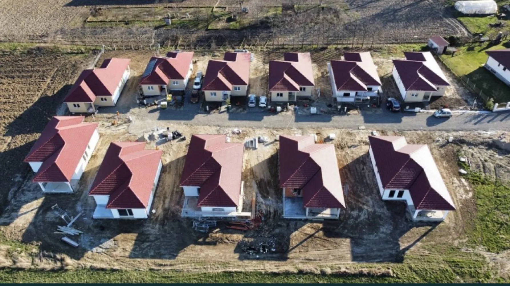 Casa de vanzare-Martinesti,Odoreu, Jud. Satu Mare - Casa de vânzare - Mărtinești, Odoreu, Jud. Satu Mare. Locuință cu regim de înălțime parter, cu suprafata construită de aproximativ 130 mp, teren de 430 mp. Casa se situeaza pe strada Alexandru Ioan Cuza, la o distanta de maxim 150 de metri liniari de strada principala, asfaltata, cu statie autobuz, punct alimentar jn apropiere. Zona este una linistita, cu multa verdeata si natura. Locuința prezentată este compusă din: - 3 dormitoare - Un open-space compus din Living si bucatarie; - 2 bai; - Debara, Se predă finisata la interior si la exterior. - Izolatie exterior cu polistiren si tencuiala decorativa; - Tamplarie PVC marca Rehau - Pardoseli finisate cu placi ceramice de la marci de prestigiu din Italia de calitate superioara si cu parchet de trafic intens - Baile sunt finisate cu placi ceramice de la marci de prestigiu din Italia de calitate superioara - Pereți tencuiti, gletuiti și zugrăviți - Tavane finisate cu glet și zugrăvite - Sistemul de colectare al apei de ploaie pentru suprastructură incluse(jgheaburi și burlane) respectiv colectarea apei pluviale - montate - Glafuri din granit incluse(pervaze exterioare), - Usi de interior cu toc reglabil - Plinte din MDF - Termoizolația planșeului peste parter realizată cu spumă poliuretanică de 15 cm grosime, - Împrejmuire perimetrală inclusă - Branșament de energie electrică realizat pe parcelă, până inclusiv în interiorul locuinței; - Branșament de apă curentă realizat pe parcelă, până inclusiv în interiorul locuinței; - Branșament de gaze naturale realizat pe parcelă, până inclusiv în interiorul locuinței; - Branșament de canalizare, până inclusiv în interiorul locuinței; - Rețeaua RCS-RDS, până inclusiv în interiorul locuinței; - Instalație electrică interioară; - Instalație sanitară interioară; - Instalație de încălzire în pardosea; Prețul de vânzare este de 114900EURO cu TVA inclus. Pentru informații, vă rugăm sa ne contactați la numărul de telefon 07******82 sau prin mesaj pe platforma.