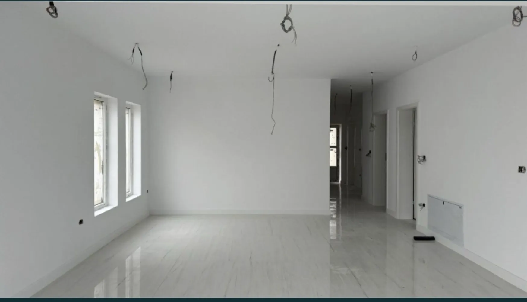 Casa de vanzare-Martinesti,Odoreu, Jud. Satu Mare - Casa de vânzare - Mărtinești, Odoreu, Jud. Satu Mare. Locuință cu regim de înălțime parter, cu suprafata construită de aproximativ 130 mp, teren de 430 mp. Casa se situeaza pe strada Alexandru Ioan Cuza, la o distanta de maxim 150 de metri liniari de strada principala, asfaltata, cu statie autobuz, punct alimentar jn apropiere. Zona este una linistita, cu multa verdeata si natura. Locuința prezentată este compusă din: - 3 dormitoare - Un open-space compus din Living si bucatarie; - 2 bai; - Debara, Se predă finisata la interior si la exterior. - Izolatie exterior cu polistiren si tencuiala decorativa; - Tamplarie PVC marca Rehau - Pardoseli finisate cu placi ceramice de la marci de prestigiu din Italia de calitate superioara si cu parchet de trafic intens - Baile sunt finisate cu placi ceramice de la marci de prestigiu din Italia de calitate superioara - Pereți tencuiti, gletuiti și zugrăviți - Tavane finisate cu glet și zugrăvite - Sistemul de colectare al apei de ploaie pentru suprastructură incluse(jgheaburi și burlane) respectiv colectarea apei pluviale - montate - Glafuri din granit incluse(pervaze exterioare), - Usi de interior cu toc reglabil - Plinte din MDF - Termoizolația planșeului peste parter realizată cu spumă poliuretanică de 15 cm grosime, - Împrejmuire perimetrală inclusă - Branșament de energie electrică realizat pe parcelă, până inclusiv în interiorul locuinței; - Branșament de apă curentă realizat pe parcelă, până inclusiv în interiorul locuinței; - Branșament de gaze naturale realizat pe parcelă, până inclusiv în interiorul locuinței; - Branșament de canalizare, până inclusiv în interiorul locuinței; - Rețeaua RCS-RDS, până inclusiv în interiorul locuinței; - Instalație electrică interioară; - Instalație sanitară interioară; - Instalație de încălzire în pardosea; Prețul de vânzare este de 114900EURO cu TVA inclus. Pentru informații, vă rugăm sa ne contactați la numărul de telefon 07******82 sau prin mesaj pe platforma.