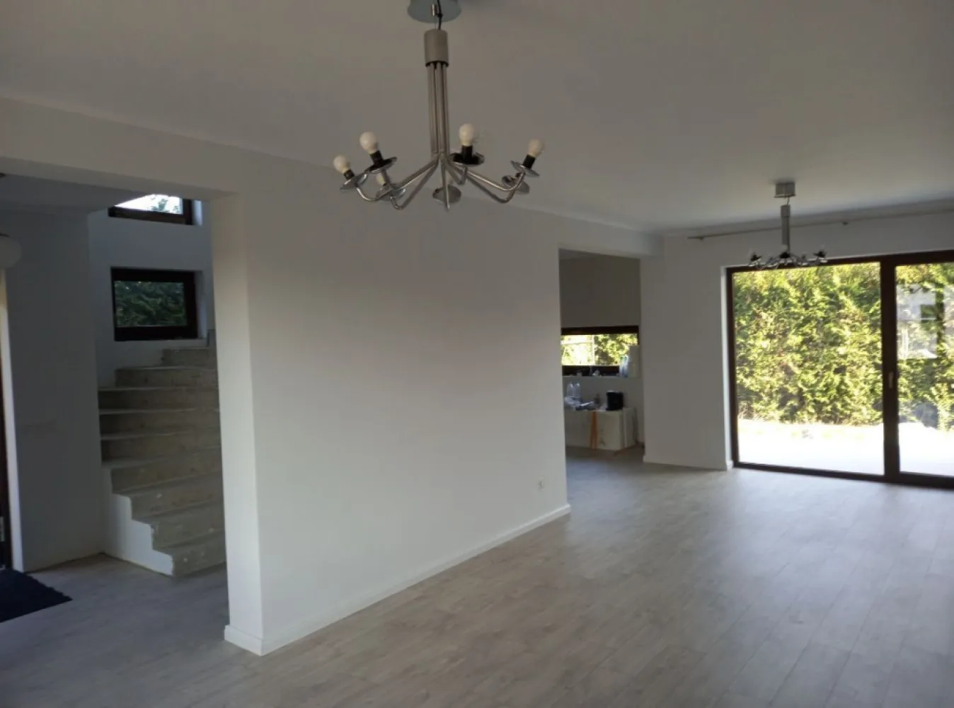 BRASADAS vinde casa in zona Aquastar. - Agenția imobiliara BRASADAS vinde casa tip duplex in zona Aquastar. Imobilul este situat la doar 5 minute de centrul orașului având acces din strada Gorunului ,zona fiind exclusiva de case,oferind liniște și intimitate. Suprafața utilă este de 123mp+teren de 260mp, având regim de înălțime P+E compartimentat astfel: Parter: 1 bucatarie, 1 living cu loc de luat masa, 1 baie, 1 camera technica, 1 terasă, 1 hol. Etaj: 1 dormitor matrimonial cu baie si balcon, 2 dormitoare cu balcon, 1 baie, 1 hol. Casa se preda la stadiu de semifinisat cu următoarele: Încălzire în pardoseala P+E . Instalațiile electrice și sanitaretrase pe poziții. Pereti gletuiti, sapa autolivelanta. Termopane Salamander cu 7 camere. Izolatie exterioară de 10 cm eps 80 cu decorativă conform randarilor. Curtea delimitată cu gard finisat. www.brasadas.com.