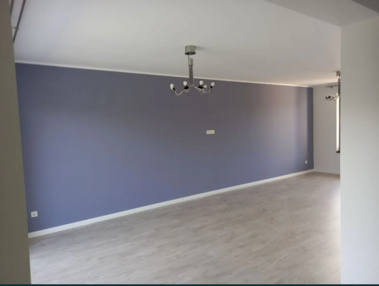 BRASADAS vinde casa in zona Aquastar. - Agenția imobiliara BRASADAS vinde casa tip duplex in zona Aquastar. Imobilul este situat la doar 5 minute de centrul orașului având acces din strada Gorunului ,zona fiind exclusiva de case,oferind liniște și intimitate. Suprafața utilă este de 123mp+teren de 260mp, având regim de înălțime P+E compartimentat astfel: Parter: 1 bucatarie, 1 living cu loc de luat masa, 1 baie, 1 camera technica, 1 terasă, 1 hol. Etaj: 1 dormitor matrimonial cu baie si balcon, 2 dormitoare cu balcon, 1 baie, 1 hol. Casa se preda la stadiu de semifinisat cu următoarele: Încălzire în pardoseala P+E . Instalațiile electrice și sanitaretrase pe poziții. Pereti gletuiti, sapa autolivelanta. Termopane Salamander cu 7 camere. Izolatie exterioară de 10 cm eps 80 cu decorativă conform randarilor. Curtea delimitată cu gard finisat. www.brasadas.com.