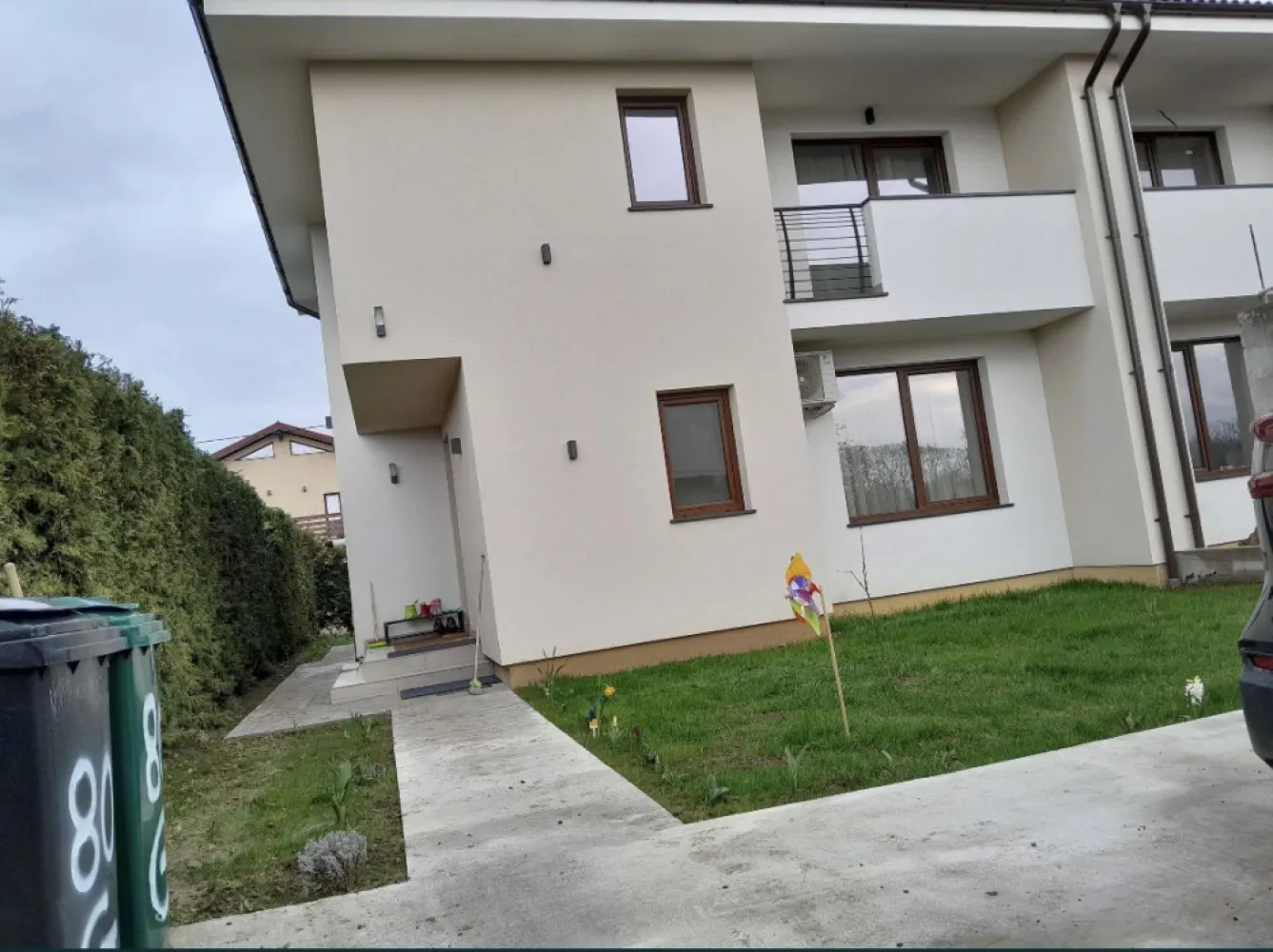 BRASADAS vinde casa in zona Aquastar. - Agenția imobiliara BRASADAS vinde casa tip duplex in zona Aquastar. Imobilul este situat la doar 5 minute de centrul orașului având acces din strada Gorunului ,zona fiind exclusiva de case,oferind liniște și intimitate. Suprafața utilă este de 123mp+teren de 260mp, având regim de înălțime P+E compartimentat astfel: Parter: 1 bucatarie, 1 living cu loc de luat masa, 1 baie, 1 camera technica, 1 terasă, 1 hol. Etaj: 1 dormitor matrimonial cu baie si balcon, 2 dormitoare cu balcon, 1 baie, 1 hol. Casa se preda la stadiu de semifinisat cu următoarele: Încălzire în pardoseala P+E . Instalațiile electrice și sanitaretrase pe poziții. Pereti gletuiti, sapa autolivelanta. Termopane Salamander cu 7 camere. Izolatie exterioară de 10 cm eps 80 cu decorativă conform randarilor. Curtea delimitată cu gard finisat. www.brasadas.com.