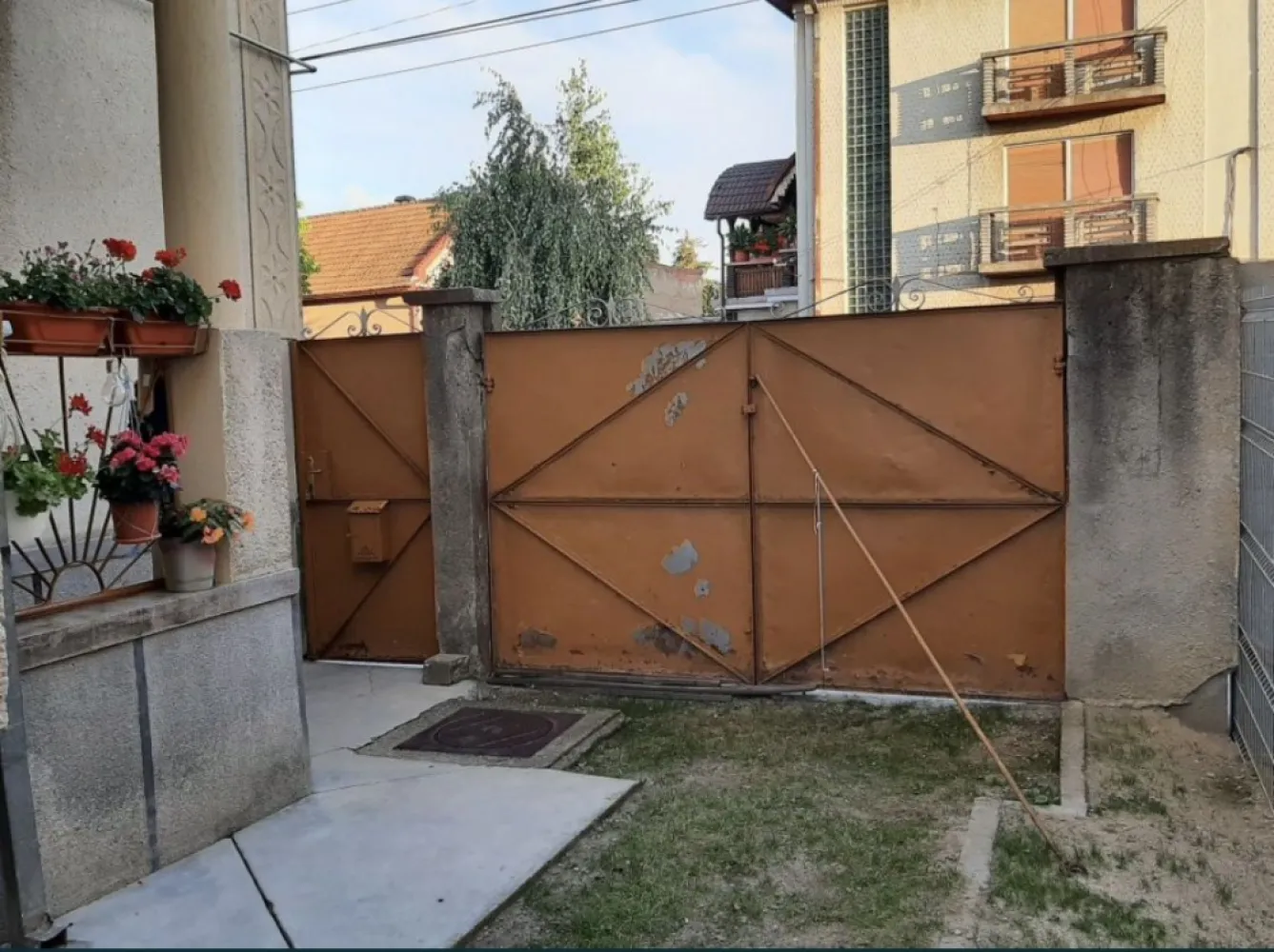 ageuropa.ro vinde casa P+2, duplex, zona Piata Mica - Agenția EUROPA vinde casă P +2, duplex, zona piața mică, semicentral, acces auto, 4 camere, bucătărie, 2 băi, pivniță, 125 mp util, teren, 2, 5 ari, renovat interior de 2 ani.