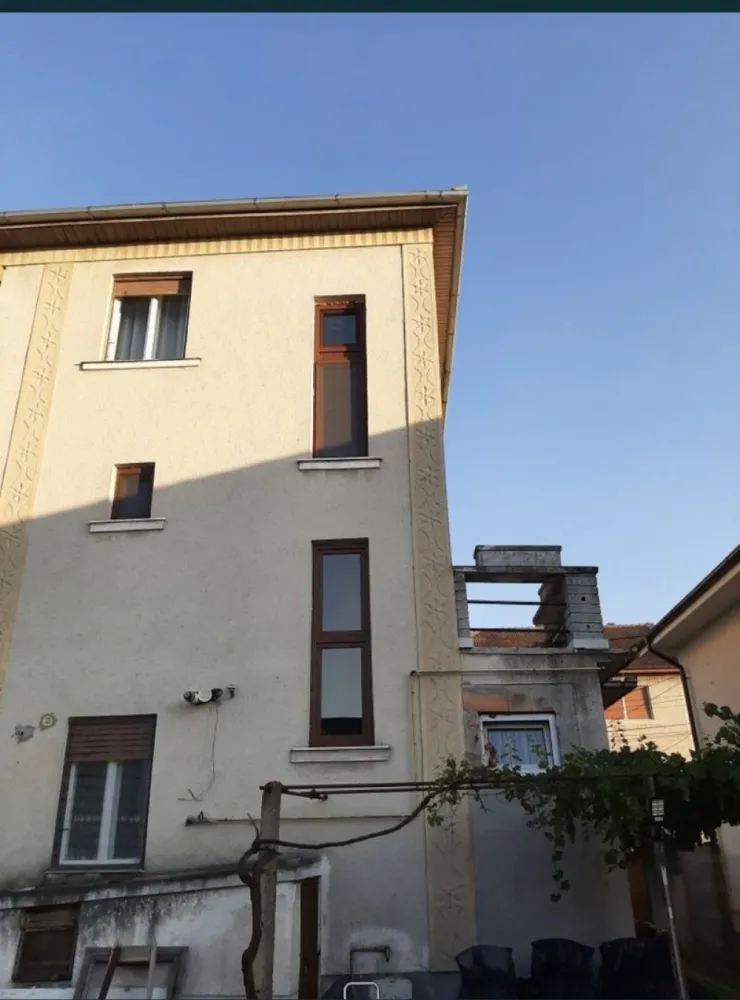 ageuropa.ro vinde casa P+2, duplex, zona Piata Mica - Agenția EUROPA vinde casă P +2, duplex, zona piața mică, semicentral, acces auto, 4 camere, bucătărie, 2 băi, pivniță, 125 mp util, teren, 2, 5 ari, renovat interior de 2 ani.