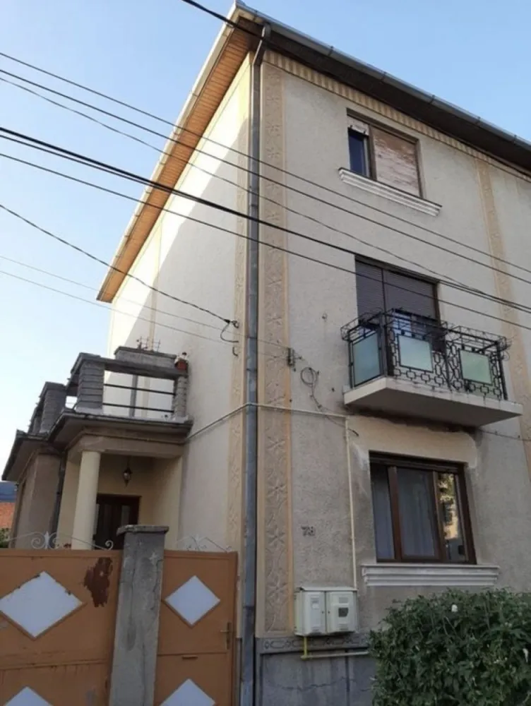 ageuropa.ro vinde casa P+2, duplex, zona Piata Mica - Agenția EUROPA vinde casă P +2, duplex, zona piața mică, semicentral, acces auto, 4 camere, bucătărie, 2 băi, pivniță, 125 mp util, teren, 2, 5 ari, renovat interior de 2 ani.