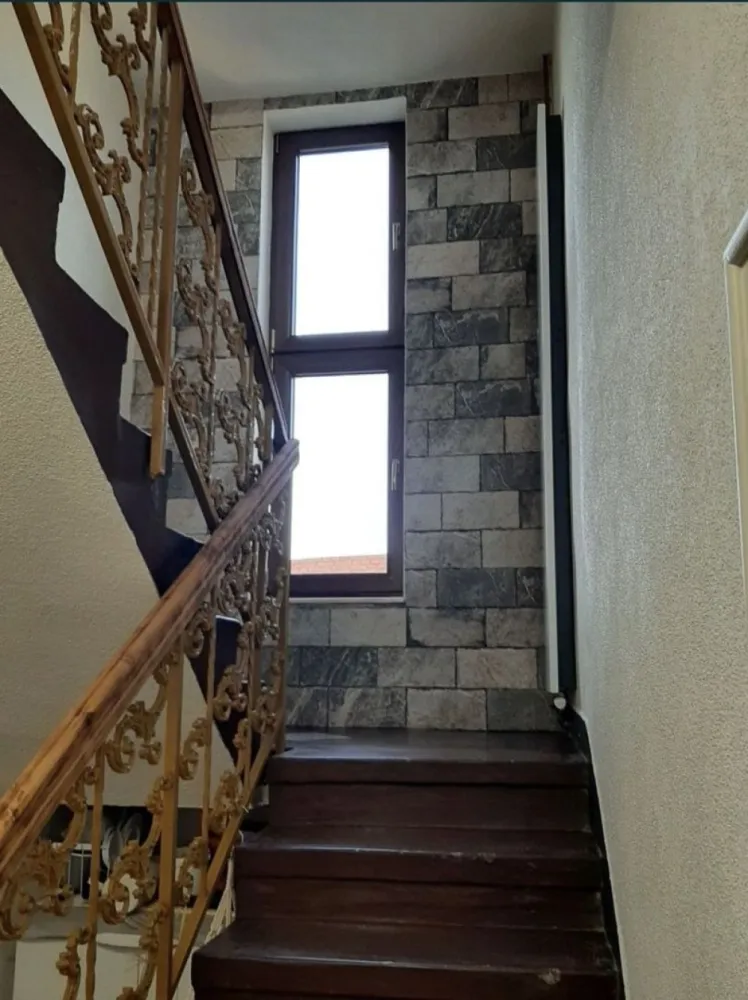 ageuropa.ro vinde casa P+2, duplex, zona Piata Mica - Agenția EUROPA vinde casă P +2, duplex, zona piața mică, semicentral, acces auto, 4 camere, bucătărie, 2 băi, pivniță, 125 mp util, teren, 2, 5 ari, renovat interior de 2 ani.