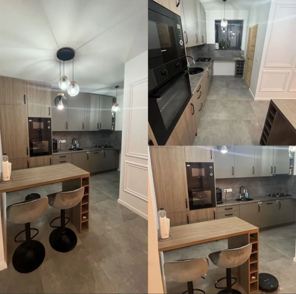 Casa 3 dormitoare tip duplex - Se vinde casa tip duplex cu suprafața de 98 mp utili și teren aferent 305 mp. Casa este compartimentata in felul următor : 2 bai , 3 dormitoare , bucatarie , dining , living , cămara. Exista 2 balcoane cu ieșire din toate cele 3 dormitoare + un pod utilizabil , generos. Casa este finalizată in 2022 , construcție noua , super economa ( istoric 1 an al facturilor ) , încălzire in pardoseala. Este situată in Martinesti , o zona ideală pentru cei care doresc liniște , strada noua , iluminat public , având toate utilitățile ( gaz , apa , canal , curent , digi ). Casa se vinde in stadiul in care se vede in poze , la cheie , practic cu toate cele necesare și anume: mobilier , electrocasnice , covoare , perdele , candelabre , etc. La nivel de electrocasnice : 2 televizoare , mașina spălat haine , mașina spălat vase , cuptor , microunde , frigider , plita, hota , toate incorporate , aparat cafea profesionist , aspirator puternic cu funcție și de spălare mocheta , masina uscat haine , aspirator roborock , etc. La nivel de curte tot cum se vede in poze , pavaj , gazon cu plasa Anti-cârtița , terasa care se preda cu tot cu mobilierul din poze , balansoar , cuptor , mașina de tuns gazonul , etc. Exista și o casuta de gradina de depozitat diverse lucruri. Acceptam orice fel de plata.
