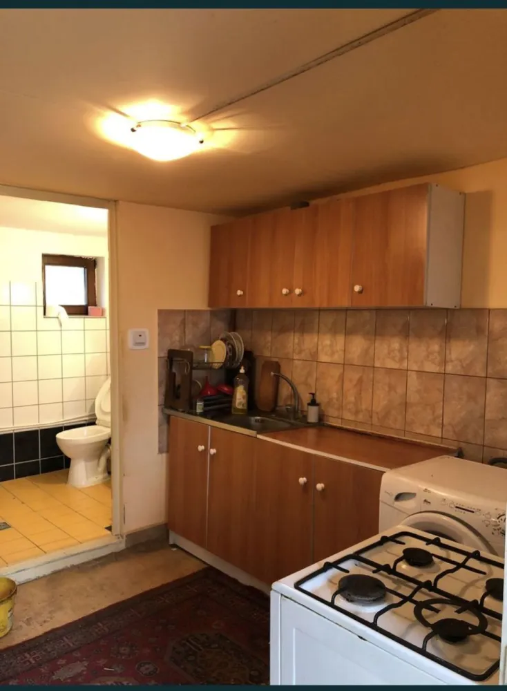 Casa cu teren 27 arii Pir - Vând casă cu grădină în satul Sărvăzel, comuna Pir la 20 de km de Tășnad și la 70 de km de Satu Mare în suprafața de 150mp utili decomandată cu 3 camere, un living, o bucătărie, o baie, 2 holuri, o cămară și o cameră pentru cuptor. Casa dispune de un teren aferent de 27 de arii (2700 mp) împrejmuită cu gard, în curte se mai află o fântână cu apă bună, o pivniță de 20mp, o șură mare și niște cotețe pentru diferite animale. În grădină sunt diferiți pomi fructiferi. Casa este tencuită, bucătăria și baia fiind renovate recent. Utilitățile de care dispune casa sunt curentul și apa, încălzirea este prin sobă cu lemne. Apa caldă este dată de un boiler care merge pe curent electric. Casa are fosă septică. Frontul casei este de 50 de metri. Drumul este asfaltat în sat. Casa se vinde mobilată și utilată. Pret 25.000€ negociabil.