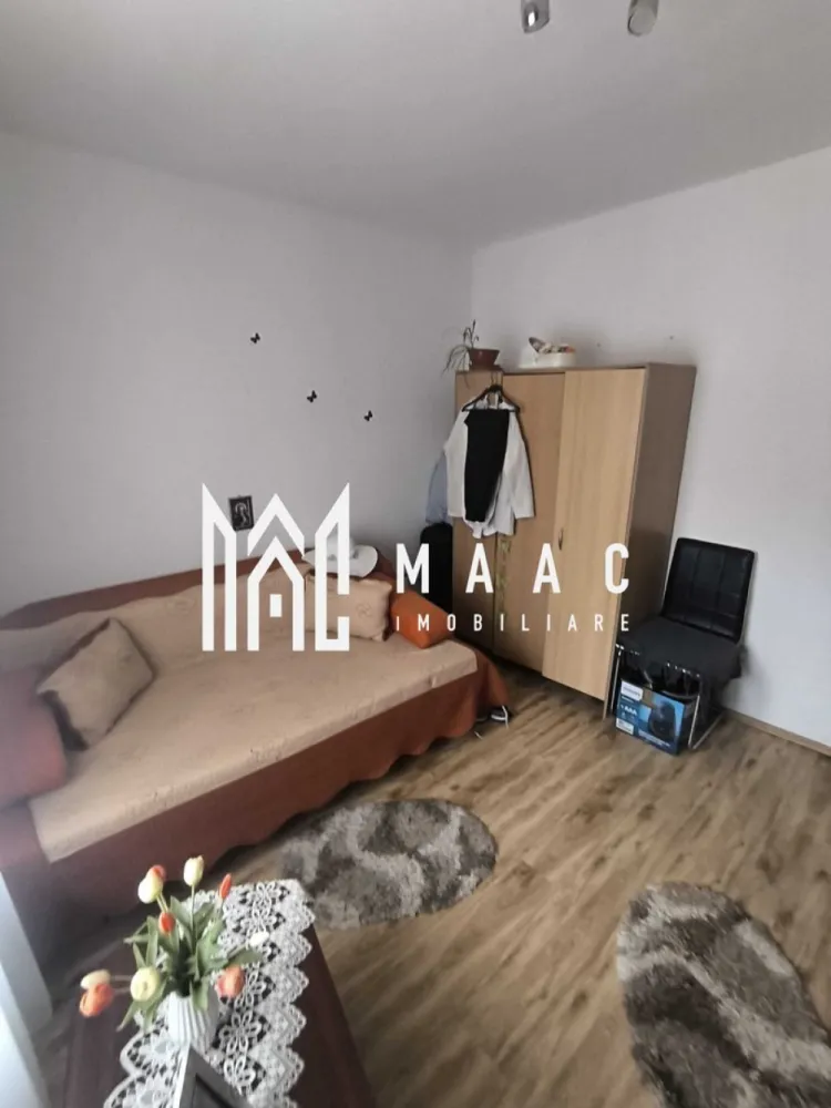 Apartament 3 Camere | Pivniță, Balcon | 68 Mp | Vasile Aaron - MAAC Imobiliare vă oferă spre vânzare un apartament cochet de 3 camere, cu o suprafață de 68 mp, situat la etajul 4, într-o zonă frumoasă și liniștită din cartierul Vasile Aaron. Apartamentul este mobilat, are balcon și pivniță, fiind ideal pentru o familie care își dorește o locuință gata de mutat. Camerele sunt luminoase și bine compartimentate, astfel încât oferă confort și spațiu suficient. - Suprafață utilă: 68 mp - 3 camere spațioase - Mobilat - Balcon + pivniță - Aproape de centrul orașului, școli, magazine și transport public O locuință practică și bine poziționată, care îmbină confortul cu accesul rapid la toate facilitățile importante ale orașului. Pentru mai multe detalii sau pentru a programa o vizionare, vă rugăm să ne contactați, specificând ID:CP2702777 }}