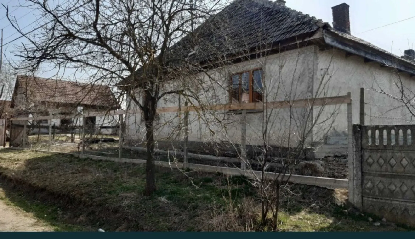 Casa de vanzare!!! - Vand casa (4 camere, bucatarie, hol - 148 mp) plus o bucatarie de vara (bucatarie, spais, spatiu depozitare si beci - 51 mp) in Resighea. Proprietatea se intinde pe o suprafata de 60 ari (curte, gradina, ograda) si dispune de apa curenta. Necesita renovare.