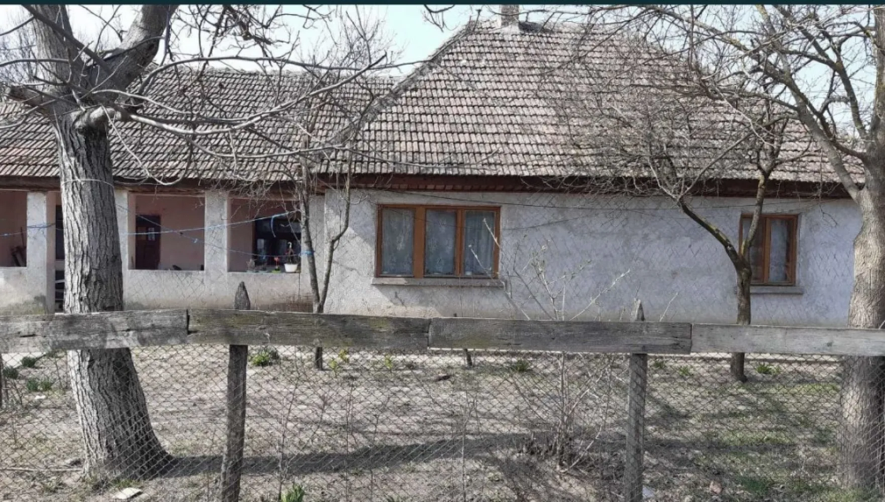 Casa de vanzare!!! - Vand casa (4 camere, bucatarie, hol - 148 mp) plus o bucatarie de vara (bucatarie, spais, spatiu depozitare si beci - 51 mp) in Resighea. Proprietatea se intinde pe o suprafata de 60 ari (curte, gradina, ograda) si dispune de apa curenta. Necesita renovare.