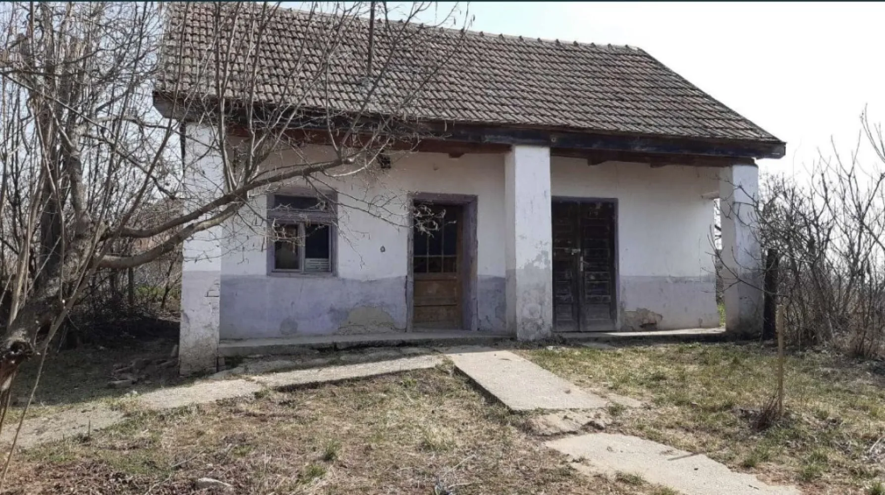 Casa de vanzare!!! - Vand casa (4 camere, bucatarie, hol - 148 mp) plus o bucatarie de vara (bucatarie, spais, spatiu depozitare si beci - 51 mp) in Resighea. Proprietatea se intinde pe o suprafata de 60 ari (curte, gradina, ograda) si dispune de apa curenta. Necesita renovare.